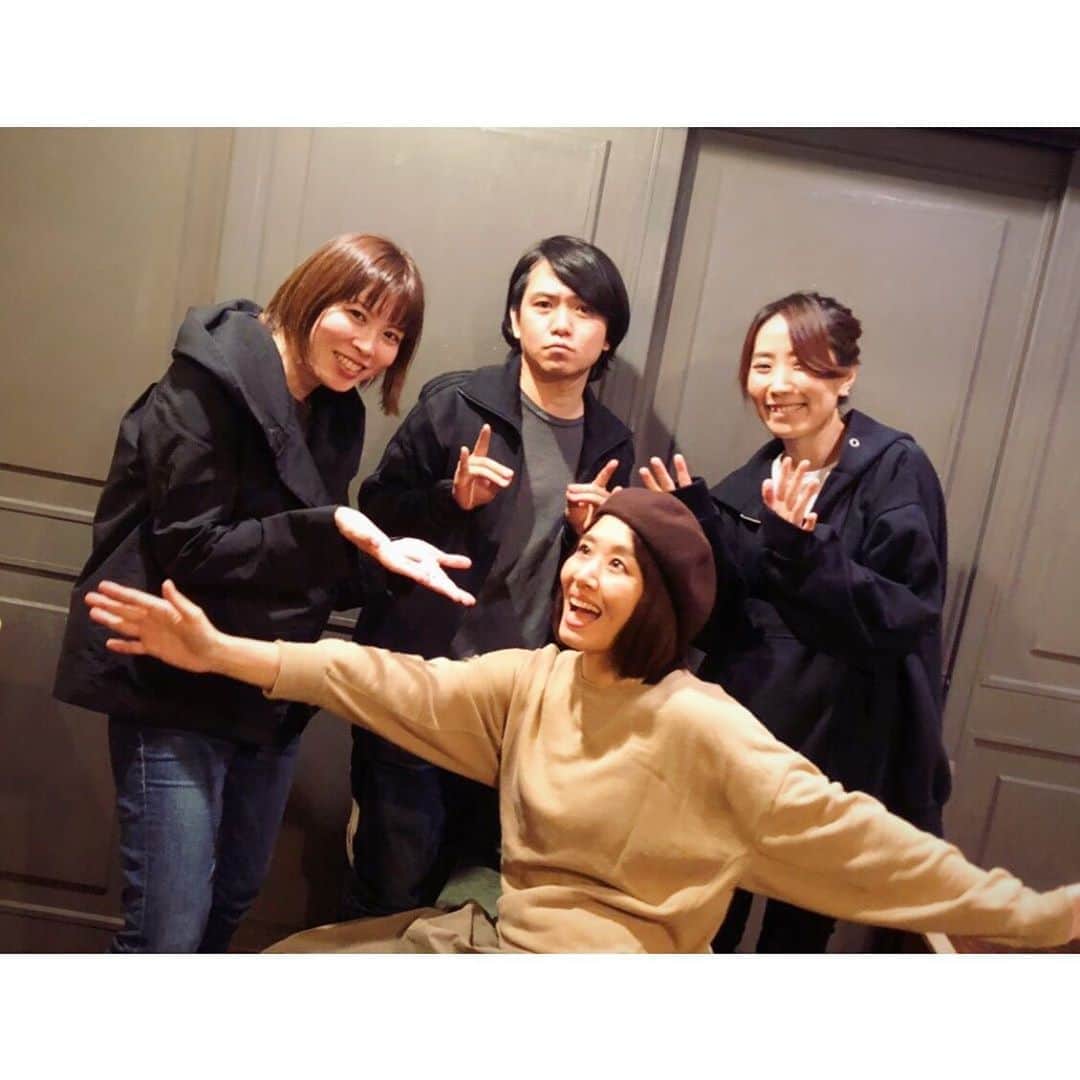 奥村愛子のインスタグラム：「* 本日、通しのお稽古 おわりました！ 集中した！  27日の日曜日は 今年最後のワンマンライブ この4人でお届けします  上の左から ピアノandコーラス　土屋佳代 チェロ　関口将史 バイオリン　雨宮麻未子 👩‍👩‍👧‍👦 . 天王洲のKIWAで16時半からやります ご都合あう方は是♡非  #奥村愛子 #土屋佳代 #雨宮麻未子 #関口将史  #秋の弦楽器お招きカルテット #kiwatennoz」