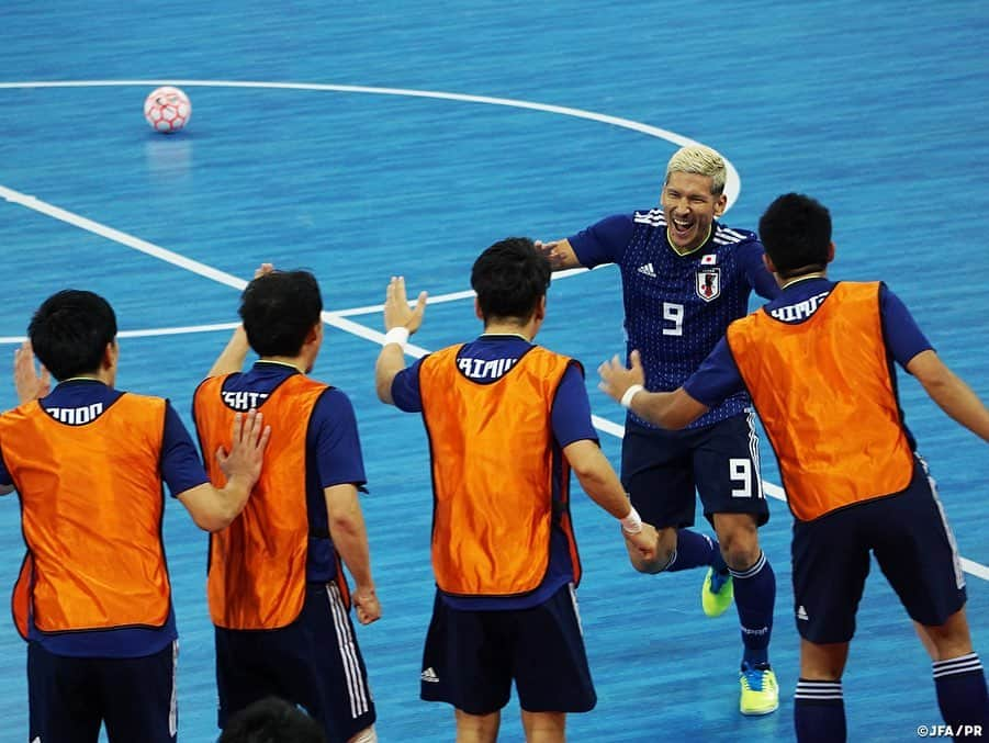 日本サッカー協会さんのインスタグラム写真 - (日本サッカー協会Instagram)「📸Match photos｜フットサル日本代表は来年2月に開催されるAFCフットサル選手権トルクメニスタン2020の出場権をかけ、マカオ代表との初戦を17-2で制しました。 ・ オルドス/中国にて開催されている本予選は東アジア7カ国(チャイニーズ・タイペイ、中国、モンゴル、香港、日本、韓国、マカオ)が参加し、4カ国と3カ国の2グループに分かれ、各グループの1位とグループ2位同士の勝者の計3カ国が来年トルクメニスタンで開催される本戦への出場権を獲得する事ができます。 ・ AFCフットサル選手権トルクメニスタン2020予選-東地区- 第1戦 フットサル日本代表　17-2（前半10-1、後半7-1）フットサルマカオ代表 2019年10月22日(火)　キックオフ時間 13:00（現地時間） Ordos Sports Centre Gymnasium（中国/オルドス） ・ 🏆AFCフットサル選手権トルクメニスタン2020予選-東地区- 10月22日(火) 13:00 第1戦 17-2 フットサルマカオ代表🇲🇴 10月24日(木) 13:00 第2戦 vsフットサル韓国代表🇰🇷 #jfa #daihyo」10月23日 22時12分 - japanfootballassociation