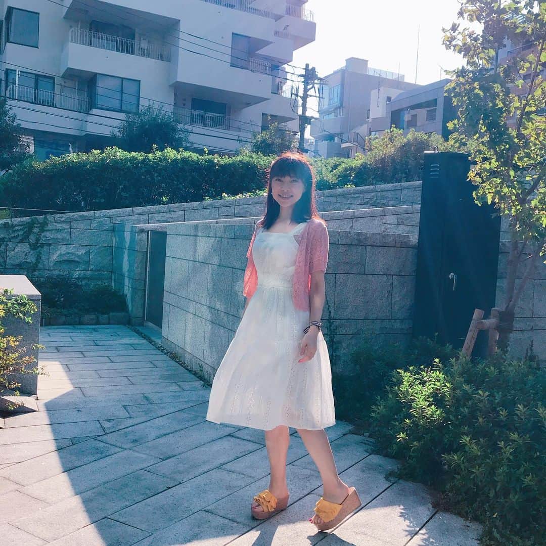 のインスタグラム：「こんばんにゃ💗 なんか妖精さんみたいに撮ってくれたこの日💗撮影→あゆみさん⭐︎⭐️⭐︎ . .  途中、写真に全部輪っかが写ってるの不思議🌈🌈🌈 ほんわかりーん❤️ . . . #今日のメイク #時差スタグラム  #旅インスタグラマー #インスタグラマー #旅ブロガー #ファッション #ファッションコーデ  #ファッション好き　#今日のコーデ　#今日のコーディネート　#ブロガー #時計好き #旅インスタグラマー #ファッションブロガー #インフルエンサー #コーディネート　#アクセサリー　#今日のファッション #ファッション大好き #秋コーデ #モデル #読者モデル #白ワンピース」