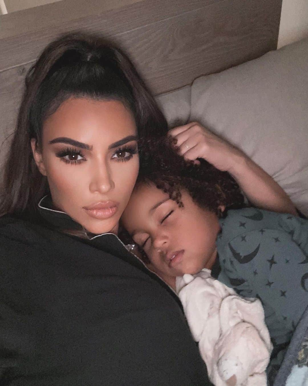 キム・カーダシアンさんのインスタグラム写真 - (キム・カーダシアンInstagram)「Forever my snuggle bug」10月23日 22時14分 - kimkardashian