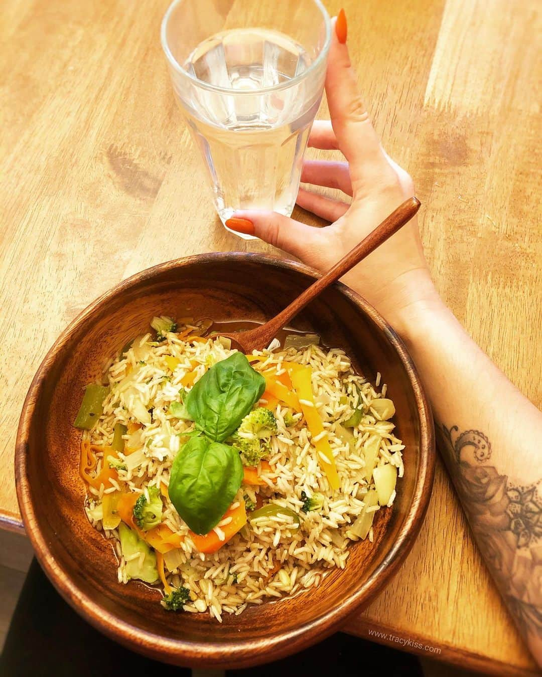 トレーシー・キスさんのインスタグラム写真 - (トレーシー・キスInstagram)「Failing to plan is planning to fail my darlings! I’ve rustled up a big batch of vegan brown rice meal prep which is packed full of nutritional goodness so that I can focus on developing a lifestyle intervention programme based upon each area of my expertise - fitness, nutrition, mindfulness and wellbeing. I believe if you want to fix the body then you first have to take care of the mind and soul because more often than not our problems lay deep beneath the surface and cause us to overeat, have a lack of sleep, feel weak and lack motivation and passion in life. My aim is to empower, uplift and release the inner strength and self worth within men and women alike from every corner of the world, one step at a time. I hope you’ll join me to build a healthier, happier, more sustainable life 🙏🏼 ------------------------ #mealprep #mealplan #nutrition #healthyfood #tracykiss #gymlife #bodygoals #namaste #muscles #livingmybestlife #tattoo #healthy #happy #inspiration #gains #motivation #ootd #fashion #weightloss #fitness #success #girlpower #redhead #goodvibes #lotd #veganism #love #gym #bodybuilding #vegan」10月23日 22時27分 - tracykissdotcom