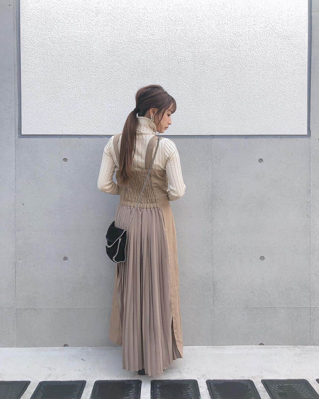 kaneshima ayaさんのインスタグラム写真 - (kaneshima ayaInstagram)「♡ いつかのコーデ♡ 大阪にも着て行ったお気に入りの ワンピース👗 後ろのプリーツデザインが可愛い♡」10月23日 22時27分 - ayaaa0214