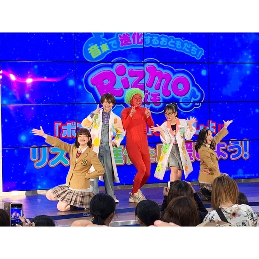 加藤一華さんのインスタグラム写真 - (加藤一華Instagram)「. 昨日は、ららぽーとTOKYO-BAYにて 音で進化するおもちゃ"リズモ"のイベントでした🌟 来てくれたみんなありがとう！！！ . よっち…じゃなくて… ボンボンTVから登場したリズモ 「かにりん」が来てくれたり🦀 超頼もしいスーパー小学生、ひまちゃんも来てくれて💓 ここでしか見れないスペシャルイベントだったんじゃないかな！？✨ . 音に反応するリズモ可愛かったなぁ🥺♬ 連れて帰ったみんな、かわいがってあげてね😌💓 たくさん歌って踊って楽しかったー！ みんなに会えてハッピーな祝日でした😎 . かにりんは、楽屋でも異質なオーラを放っていました。笑笑 . #ボンボンTV #リズモ #タカラトミー #takaratomy #イベント #トイザらス #event #ひまひまチャンネル」10月23日 22時25分 - ichika_kato