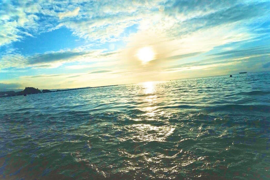 愛水せれ奈さんのインスタグラム写真 - (愛水せれ奈Instagram)「こういうところでのヨガ、いつかやってみたいです✨ とりあえずストレッチ...一応しておきました笑 . . #沖縄 🏝 #okinawa 🏝 #海 🏖 #sea 🏖 #ビーチ ⛱ #beach ⛱ #サンセット 🌞 #sunset 🌞」10月23日 22時25分 - airi.aaari.aimi