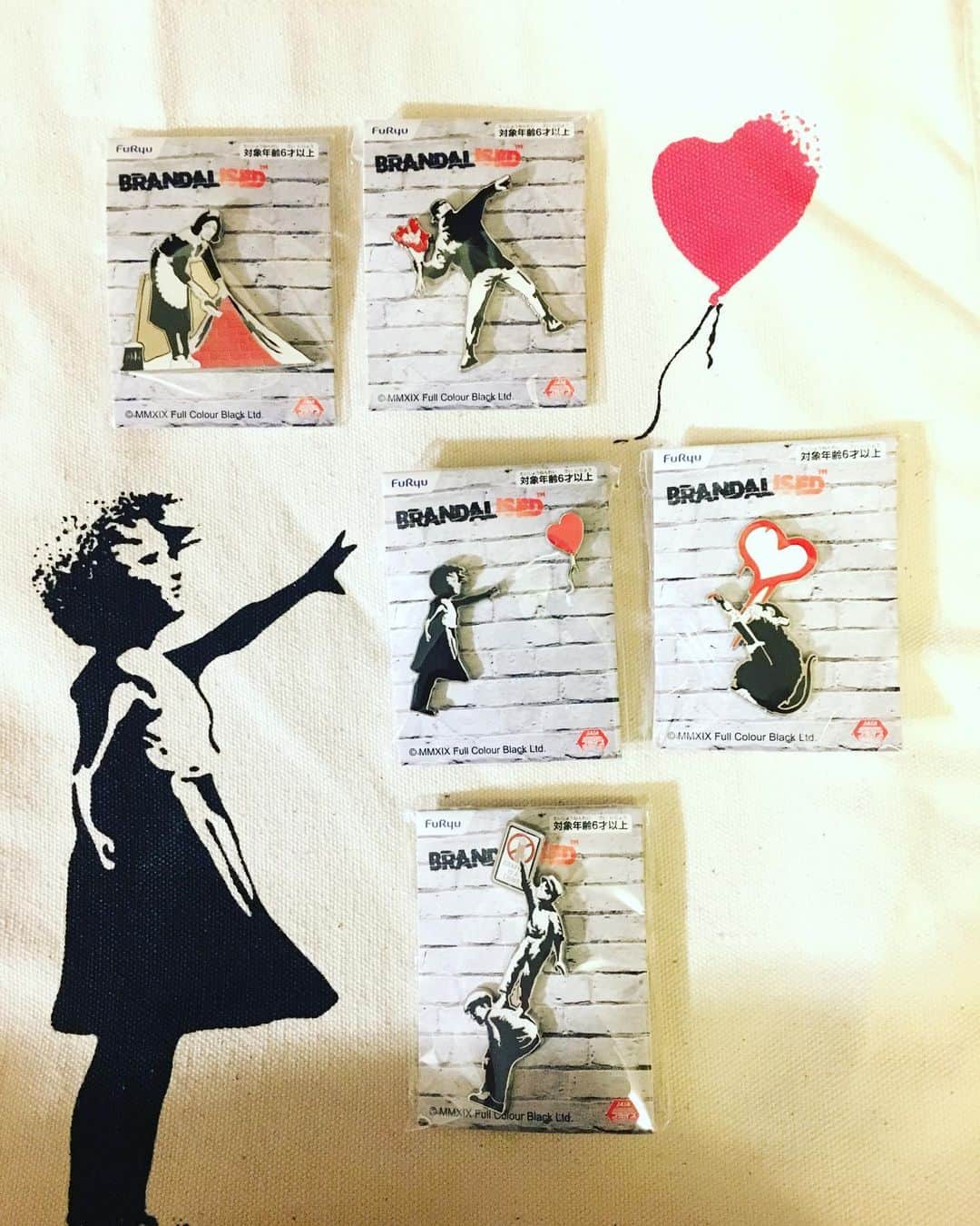 小橋めぐみのインスタグラム：「ゲームセンターでゲットできるバンクシーグッズ。 こちらは、ピンバッチ。 トートバッグよりずっと取りやすくて、コンプリート❤️ #banksy」