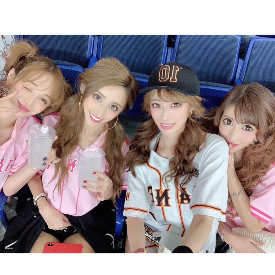 華沢友里奈さんのインスタグラム写真 - (華沢友里奈Instagram)「うわーん😭 ソフトバンク強かった🙄 見に行けなかったのは残念。。 でも最後まで本当に頑張ってくれたあ 😭❤️❤️ 特に後半は本当にいい試合でした😂❤️ 阿部ちゃんデットボールの時は 怒りが込み上げてきたけどww  高橋由伸推しの時から阿部ちゃんも推してて本当に長い事応援してたけど 引退は本当に悲しい。。 でも本当に長い間ありがとう❤️ そしてお疲れ様😆✨ 阿部ちゃんのために頑張った亀井選手を今度から全力で応援します😆ww  今年は野球を通じて @seira_mizuki  @hozunyam0818  @saki_411  と仲良く慣れて本当に良かった❤️ 来年も見にいこうね\(//∇//)\ #巨人　#読売ジャイアンツ #ジャイアンツ　#阿部慎之助 #日本シリーズ　#野球」10月23日 22時30分 - hanazawayurina