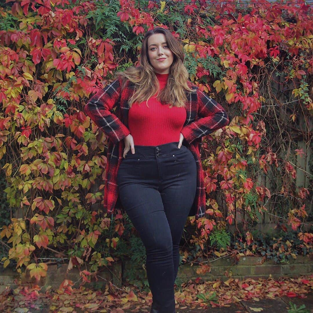 Rebecca Penfoldのインスタグラム：「AD | FashionNova Ambassador  @fashionnovacurve 🍁🍁🍁 I call this piece, “feeling smug because your high waisted jeans are actually high waisted”  Search:  Right and tight - Jeans  Paid promotion with @fashionnovacurve #AD #curvygirl #curve #curvy #style #fashion #curvyfashion #curvestyle #embraceyourcurves #fashionnova #fashionnovacurve」