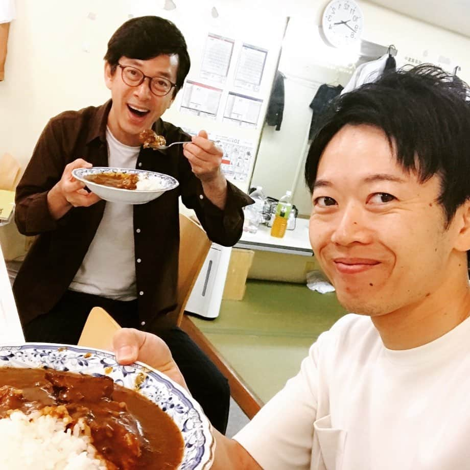 西川忠志さんのインスタグラム写真 - (西川忠志Instagram)「ジュリエッタ・藤本くんと！  本日！祇園花月の新喜劇は昼一回公演。 そして夜は、ちゃらんぽらん富好さん、 川畑泰史さん、矢野勝也さんの『ビッグ３！』と いうイベントに参加させて頂きました！ とても楽しいイベントでした！ 両公演共にご来場頂きましたお客様 ありがとうございました。  合間は4時間程ありましたが 週末にある仕事の準備で楽屋で作業していました。 楽屋にはジュリエッタ・藤本くんと僕の2人だけでしたので お腹がへったので2人でカレーライスの出前を頼んで食べました！ 初めて2人で話しました。 とても良い時間でした。 藤本くん、ありがとうございました。  感謝  #カレーライス #カレー #curry #ジュリエッタ藤本 #祇園花月 #楽屋 #出前 #ジュリエッタ #吉本新喜劇 #よしもと新喜劇  #ちゃらんぽらん冨好  #川畑泰史 #矢野勝也 #矢野兵藤矢野  #西川忠志 #ありがとうございます #ありがとう #美味しい  #おいしい #良い時間 #いい時間 #ビッグ3 #よしもと祇園花月」10月23日 22時34分 - nishikawa_tada