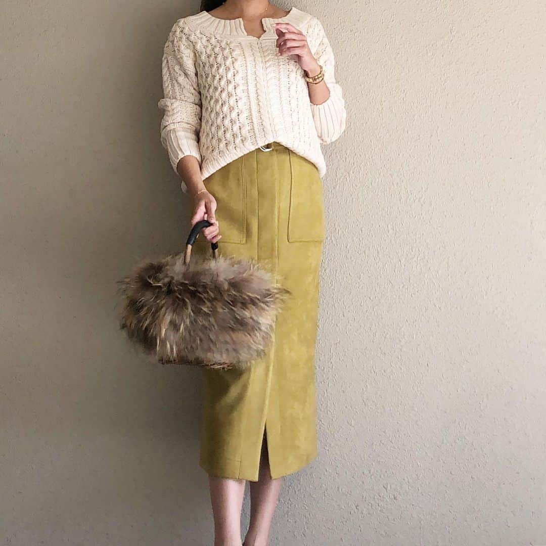 saaaay_kさんのインスタグラム写真 - (saaaay_kInstagram)「2019.10.23 coordinate♡ キーネックのニット流行ってますよね^ ^ ・ ・ 合わせたのはマスタードカラーのスカート♪ 秋冬らしいスエード調なのに ストレッチが効いていて履きやすいです✨ @feerichelu #feerichelu#feerichelu_style ▽▽▽ ☑︎10/29(火)11:59まで【全品5%off】イベント開催中！ ☑︎マルイ有楽町店でのPOP-UPも残り1カ月です！ ・ ・ knit/ @nostalgia_jp  bag/ @jungle_jungle_jgcollection  pumps/ @pellico_japan」10月23日 22時35分 - saaaay_k