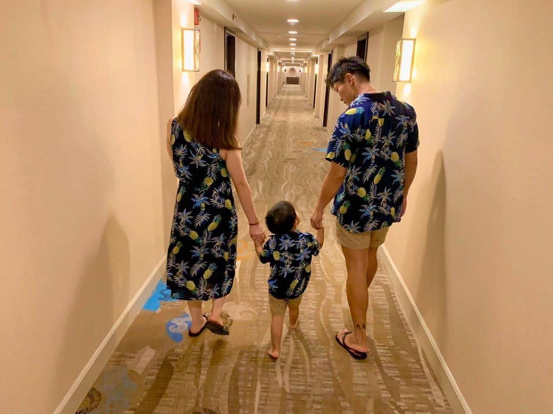 渡部太基のインスタグラム：「. ホテルに戻って、蓮旺ビーサン紛失事件 これから事情聴取🚨連行の図👮‍♀️ #hawaii #ilikaihotelwaikiki #わたべんちのれおうくん #ビーサン紛失事件 👱‍♂️👩#どこで脱いだんだ？ 👦#おぼえてない 🤪」