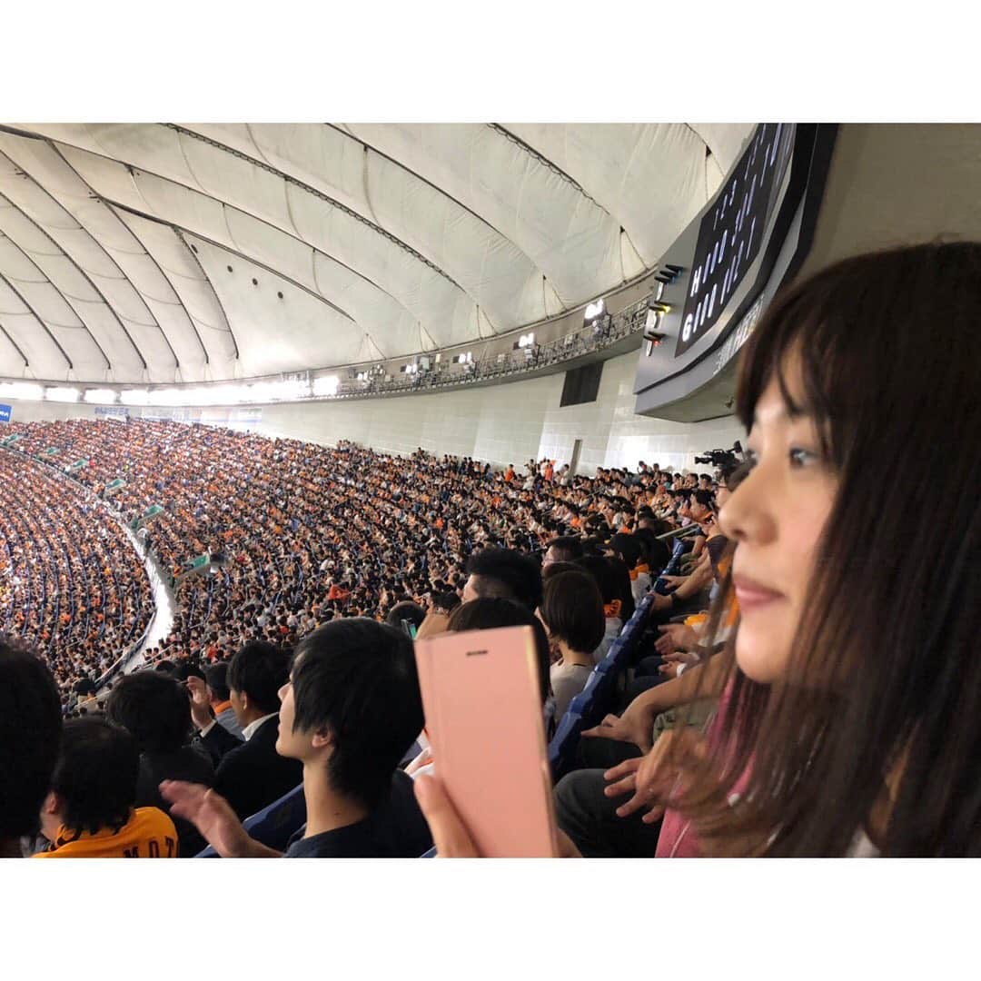 西村志野さんのインスタグラム写真 - (西村志野Instagram)「＊ 日本シリーズを観てきました。  ペナントレースとは違う独特の緊張感が漂う舞台。 その緊張感は ドームの最上段まで伝わってきました。  1プレー1プレー目に焼き付けようと真顔😂  ホークス、強かった。 日本一おめでとうございます‼︎ そして ジャイアンツは #阿部慎之助 選手がこの試合で引退。 お疲れ様でした。 ＊ 来年はファイターズが 日本一の胴上げをしていますように。 いや、する！と心の中で宣言して 東京ドームを後にしました。  2019年のプロ野球にありがとう。 ＊ #プロ野球 #日本シリーズ #野球好き #東京ドーム #lovefighters  #来年はファイターズが日本一✨🙏 #sbhawks #giants #野球 #ありがとう」10月23日 22時40分 - shinonishimura_