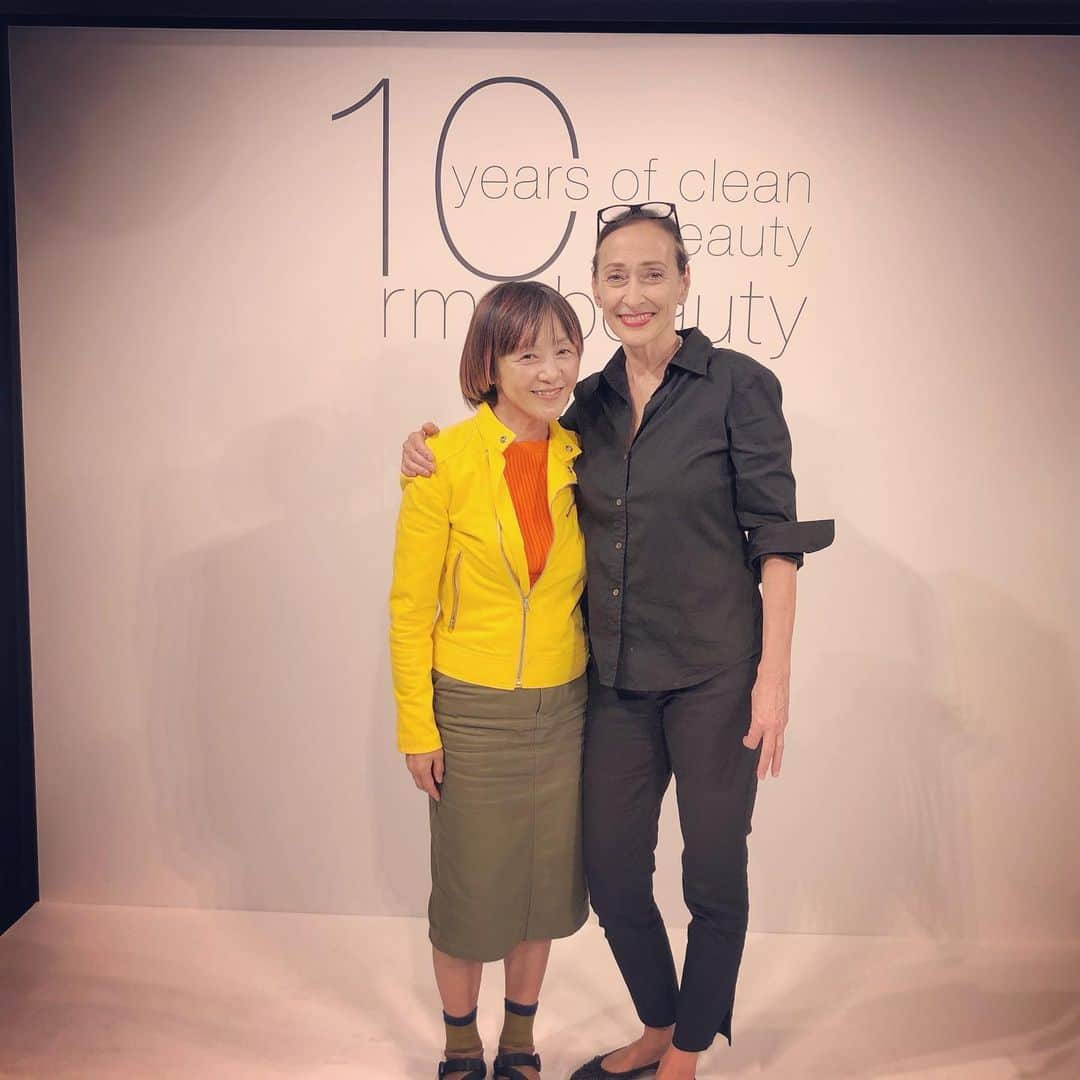 YUKI TAKESHIMAさんのインスタグラム写真 - (YUKI TAKESHIMAInstagram)「RMSから16日にクリームファンデが発売されました❤️ 10周年おめでとう㊗️ 気取らないお茶目なNYカー❣️(違った💦彼女はカナディアンだった〜) ローズマリー来日✨今回じっくり話せた同じメイクアップアーティストとして共通のモデルミランダカーの秘密話しで盛り上がってしまいました🤗 @rmsbeauty  @rmsbeautyjapan  #rms  #クリーンビューティー  #rosemariebeauty」10月23日 22時40分 - yukimake