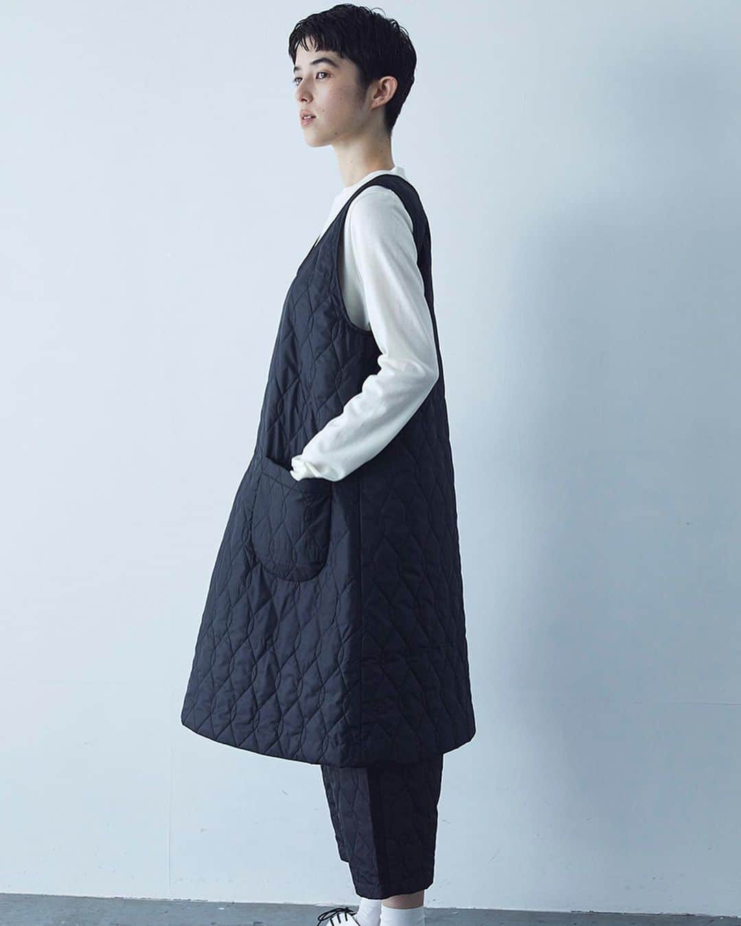 ほぼ日刊イトイ新聞さんのインスタグラム写真 - (ほぼ日刊イトイ新聞Instagram)「hobonichi＋aa. 元気な大人の冬服 /  大人の女性のためのおしゃれで心地よい服を、と イラストレーターの #大橋歩 さんが提案している 「hobonichi + a.」（ #エードット）からうまれた 「hobonichi + aa.」（ #ダブルエードット）は シーズンごとにコンセプトを変えて、 いつも、新鮮なアイテムがならぶ、<br> 幅広い世代に着てほしいセカンドラインです。 今シーズンは、ひと目みて、<br> たのしい！　かわいい！　の声が聞こえそう。 ユニークな切り替えのデザインや、 ちょっと意外なキルティング素材とかたち。 毎日のように着たい、アイテムも、そろっています。 ぜひ @hobonichi1101 のリンクよりおたのしみください。 https://www.1101.com/store/hobonichi_plus_a-dot/2019aw_pre/ New lineup for winter of “hobonichi+double adot”, produced by #AyumiOhashi Styling #髙品逸実 #ItsumiTakashina　 Model #SakuraMayaMichiki　 Photo #神ノ川智早 #ChihayaKaminokawa Hair Make #西ヒロコ #HIronoNishi #ほぼ日刊イトイ新聞 #ほぼ日 #ほぼ日ストア #コート #プルオーバー #長袖Tシャツ #カーディガン #ワイドパンツ #キルティングスカート #ジャンパースカート #フード帽 #まるショルダーバッグ」10月23日 22時43分 - hobonichi1101