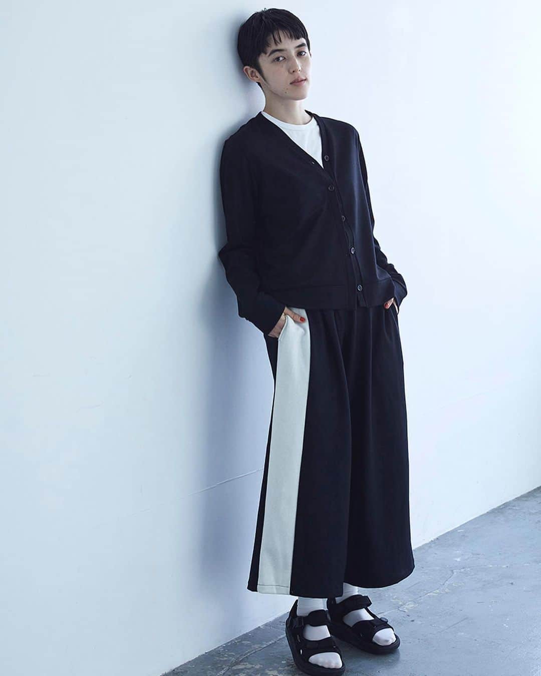 ほぼ日刊イトイ新聞さんのインスタグラム写真 - (ほぼ日刊イトイ新聞Instagram)「hobonichi＋aa. 元気な大人の冬服 /  大人の女性のためのおしゃれで心地よい服を、と イラストレーターの #大橋歩 さんが提案している 「hobonichi + a.」（ #エードット）からうまれた 「hobonichi + aa.」（ #ダブルエードット）は シーズンごとにコンセプトを変えて、 いつも、新鮮なアイテムがならぶ、<br> 幅広い世代に着てほしいセカンドラインです。 今シーズンは、ひと目みて、<br> たのしい！　かわいい！　の声が聞こえそう。 ユニークな切り替えのデザインや、 ちょっと意外なキルティング素材とかたち。 毎日のように着たい、アイテムも、そろっています。 ぜひ @hobonichi1101 のリンクよりおたのしみください。 https://www.1101.com/store/hobonichi_plus_a-dot/2019aw_pre/ New lineup for winter of “hobonichi+double adot”, produced by #AyumiOhashi Styling #髙品逸実 #ItsumiTakashina　 Model #SakuraMayaMichiki　 Photo #神ノ川智早 #ChihayaKaminokawa Hair Make #西ヒロコ #HIronoNishi #ほぼ日刊イトイ新聞 #ほぼ日 #ほぼ日ストア #コート #プルオーバー #長袖Tシャツ #カーディガン #ワイドパンツ #キルティングスカート #ジャンパースカート #フード帽 #まるショルダーバッグ」10月23日 22時43分 - hobonichi1101