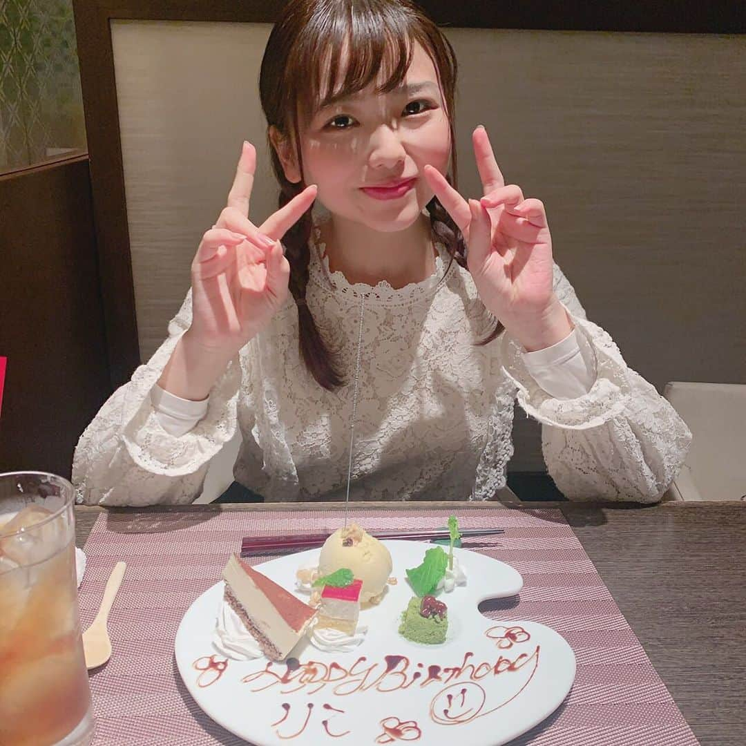 久田莉子さんのインスタグラム写真 - (久田莉子Instagram)「． 上京してきて初めてできた友達が今年もお祝いをくれた、、、幸せを送るのも受け取るのも3度目。 いつもありがとう。 嬉しくてヒートテック隠し忘れちゃう。 ． #22 #birthday #舞台 ．」10月23日 22時44分 - rikorin1011