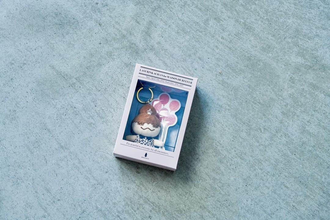 MAISON DE REEFURのインスタグラム：「. ◼️merci RINKACHAN / @maisondereefur . 「merici（メルシー）」はフランス語の「ありがとう」。 MAISON DE REEFURから、「ありがとう」の感謝の気持ちをこめて誕生した『merciシリーズ』。 . 梨花自身をモデルにした、人気キャラクター〈RINKACHAN〉がスペシャルバージョンのボックス付きで展開中！ . MAISON DE REEFUR代官山本店のラストにちなんでお店の外観をリアルに表現しました。 お店で写真を撮った思い出とともに、今まで集めた〈RINKACHAN〉と一緒に並べてみてはいかが？ . 風船を持った〈RINKACHAN〉がティアラをつけておめかししました。 . ［ 展開店舗 ］ 国内全店舗 . #maisondereefur #rinkachan #merci #メゾンドリーファー」