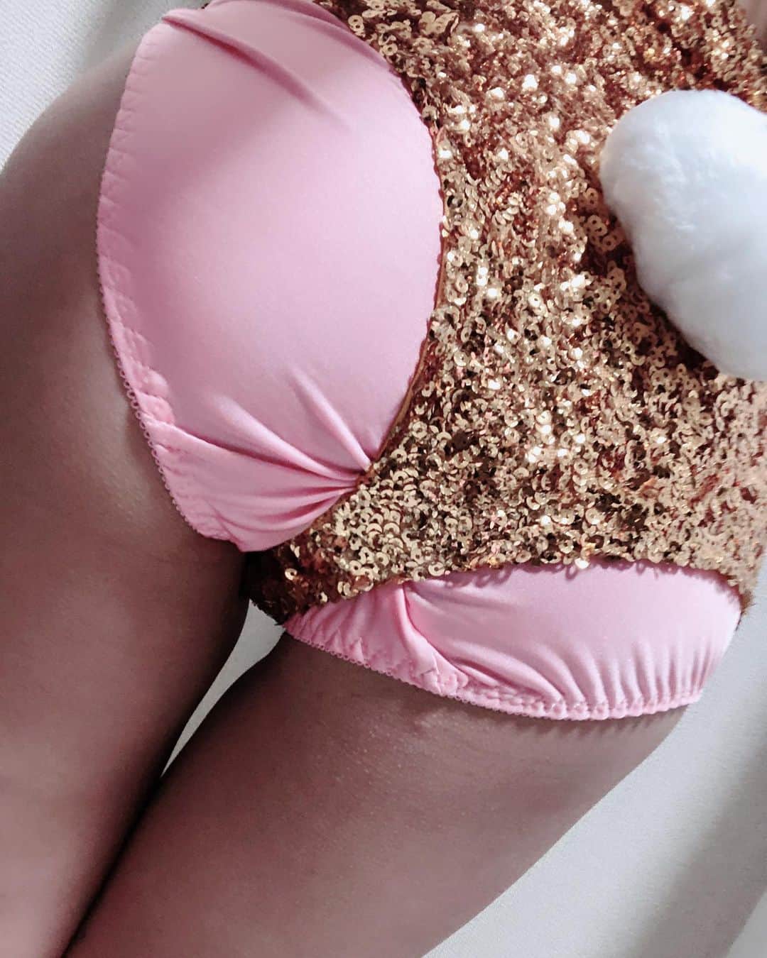 山本有紗さんのインスタグラム写真 - (山本有紗Instagram)「撮影会にでもと新調したゴールドのスパンコールバニーちゃん。 際どすぎるのでボツ、、、。 てかこれで公の場には出られないでしょう😭  #ピンクパンツじゃなくて水着だから安心して」10月23日 22時49分 - arisa_bikini