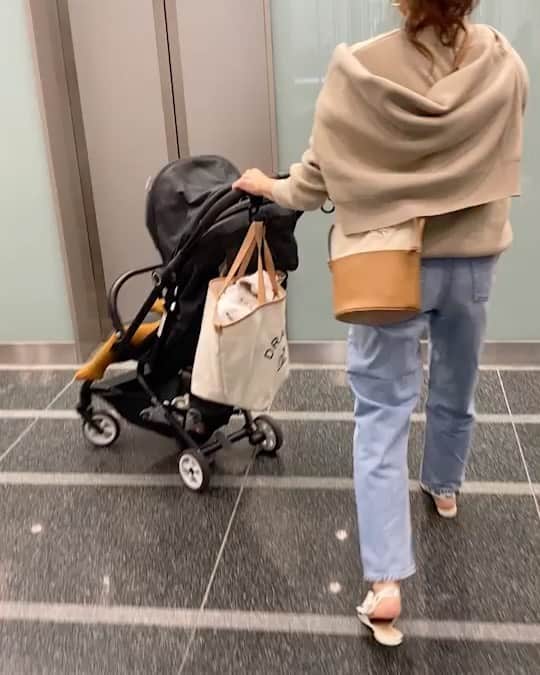 Keikooooooのインスタグラム：「先日は大阪へ🚅 @ohgaofficial さんと、 @newely__ さんのPOP-UPへ♡ʾʾ 可愛いbagとshoesをget！ 色は悩んでホワイト、シューズは 履きやすいスクエアパンプスと、白黒を◡̈♥︎ @newely__ さんのアクセは、 他では見たことないデザインで付けたら可愛い！！ 収集癖が発動しました。集める笑。  @yurima_ma はこの日も美しすぎた♡ @ylewen_ のりこさんは気さくで可愛いかった♡ お洒落な2人にお会いして、パワーアップ。 そして、 コーディネートにピッタリ過ぎて、 @dolce._official の bag持たせて貰ったら、こちらの色が欲しくなってしまった。@yuukii.i ちゃんも @_miki0124_ ちゃんも、 ありがとぅ♡大好き。 . knit @ozoc_c4 × @sealbank #ozoc_c4  denim @stunninglure #stunninglure  shoes @dior #dior bag @dolce._official #dolceoffice  buggy @cybex_japan （ @yuukii.i ちゃんの）#cybex」