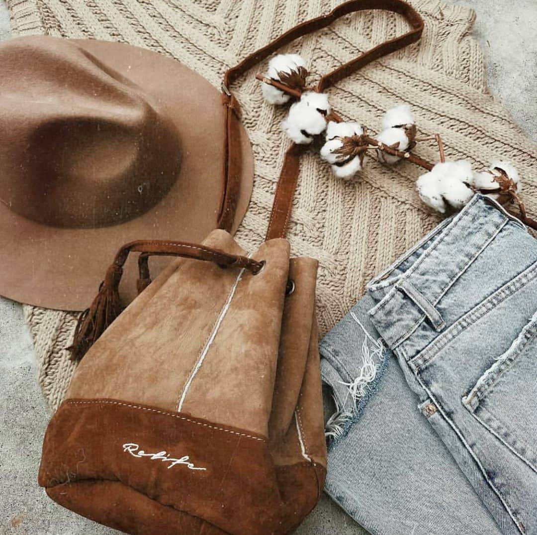 ラレイアのインスタグラム：「🌴 #楽天 サイトでTHANKS SALE開催中です😍💞 ・ Re Lifeのムートン巾着ショルダーも今だけ約50%off😳💦 ・ 31日までの限定開催です🧡 ・ 他にも今だけ使えるクーポンも配布中です😊💫 ・ THANK YOU #Repost @jun070302 ♡♡♡ ・ @laleia_official  #relife#bag#hawaii#aloha#surf#beach#laleia#フォトジェニック#インスタ映え#インスタ女子#アロハ#ビーチ#海を感じる雑貨#ラレイア#楽天#ビーチガール#サーフスタイル#大人カジュア#秋#秋コーデ#秋ファッション#バッグ#ポーチ#巾着バッグ」