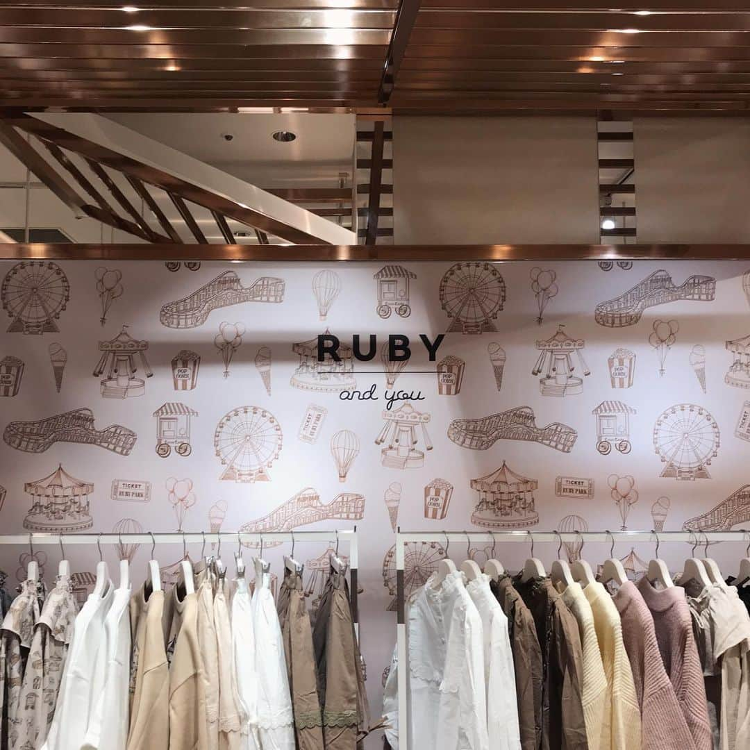 AMOさんのインスタグラム写真 - (AMOInstagram)「伊勢丹 新宿店での pop up shop 初日！ お越しくださった皆さま、ありがとうございます🎡 ・ 昨日は大阪から戻ってから深夜まで みんなで設営をがんばりました⚒ 想いを込めた売り場で、たくさんのお客様がお買い物を楽しんでくださったと思うと、涙が出るほどうれしいです。😢✨ ・ 27日のイベント参加券は早い時間に限定数に達し、ありがたい気持ちでいっぱいです🎟 と同時にご希望に添えず 参加券をお渡しできなかった方には 本当に申し訳ない気持ちです。 ・ そんなことも踏まえて.... ストーリーでは先ほどアナウンスしましたが 少しでも多くのお客様と触れ合えたらと思い 明日とあさって、店頭に立つことに決めました💡 13:00前後、1時間ほど。 短い時間ではありますが、レジで商品のお渡しなどさせていただきます！🛍 平日だし 急な話だし 誰も来てくれなかったらと思うと切ないけれど😂 Lochieの @acco_lochie も Roretta's Roomの @sakiroretta もいるから、みんなでわいわいお店に立って、 のんびりお待ちしていまーす🎪」10月23日 23時01分 - amo_whale