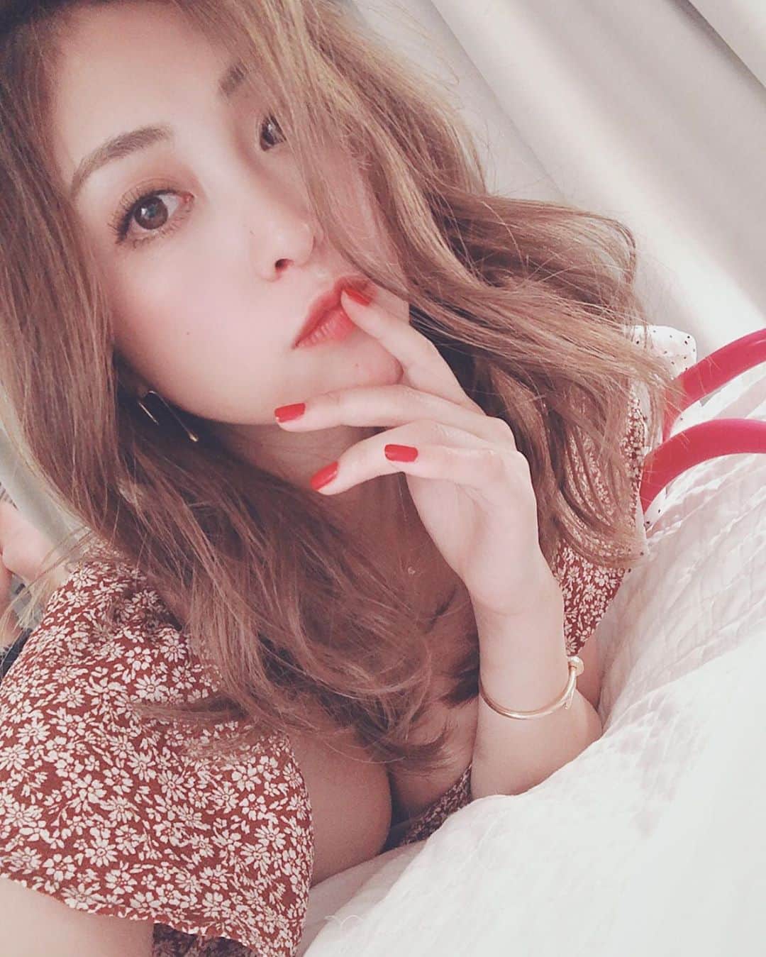 辰巳奈都子さんのインスタグラム写真 - (辰巳奈都子Instagram)「おつかれ〜ん💋💋💋 最近できるときはコメントにお返事書いているので、 見てみてね♬ ・ ・ #selfie#bed#room#good#night#kiss#❤#xoxo ️」10月23日 23時03分 - tatsumi_natsuko