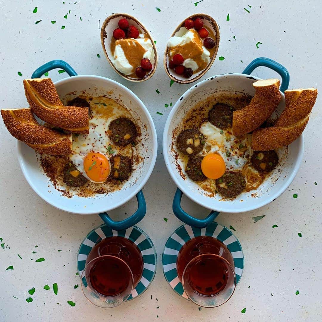 Symmetry Breakfastのインスタグラム：「Hello Istanbul! 🇹🇷 Today’s breakfast comes from the kitchen of @refikabirgul where we made our own suçuk using Refika’s own recipe that had pistachio and cubes of halloumi inside 👍🏼 With simit for dipping into the eggs and lashing of #turkisholiveoil all washed down with scalding hot Turkish tea. What a day it has been walking around the neighbourhood of Kuzguncuk and speaking to people! I even got to made pide in a bakery in a moment of unplanned joy, although they could tell I’ve done it before 😂 Thanks to @inflowsummits and @turkeydtp for bringing me here #spon #uniqueturkishtastes」