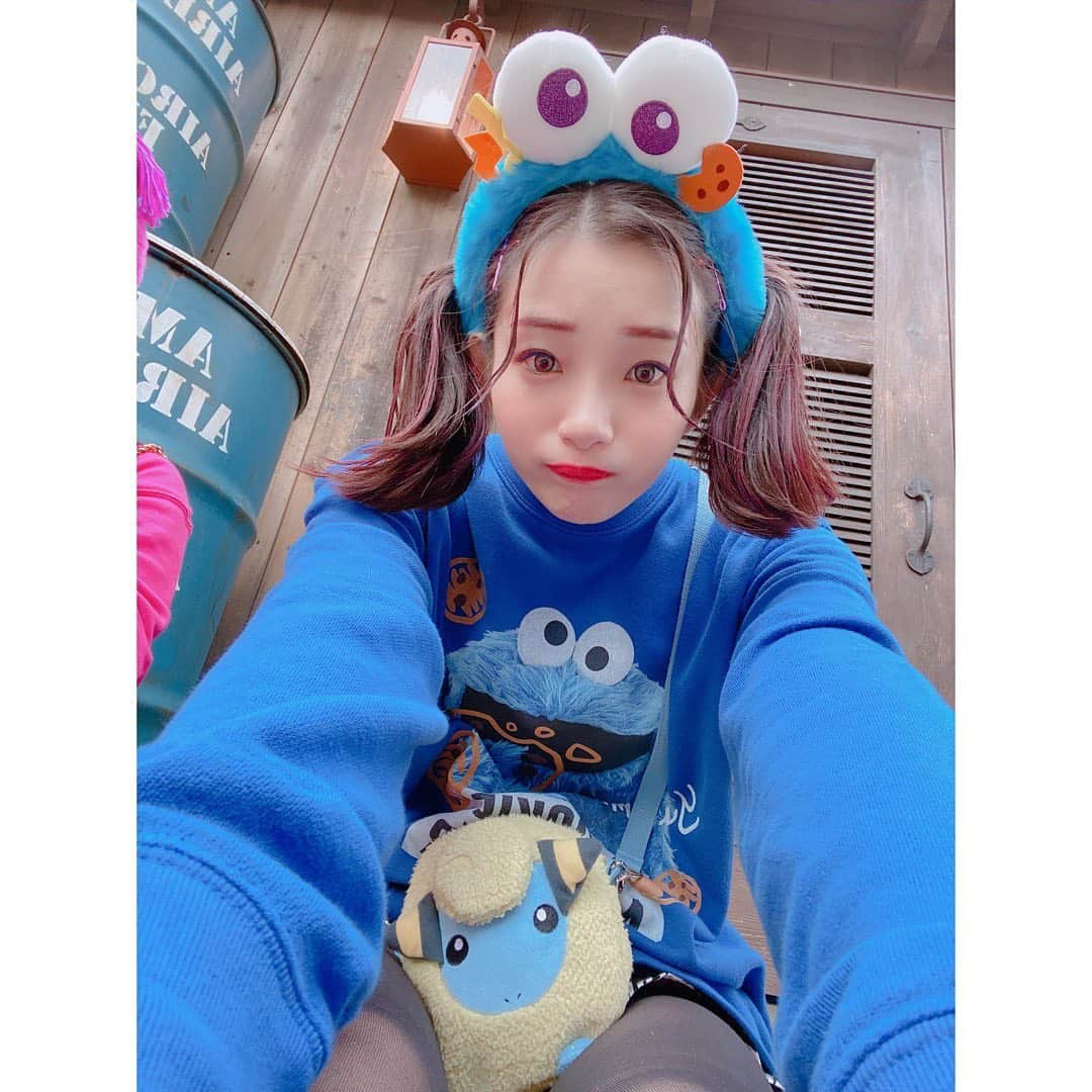 足立梨花さんのインスタグラム写真 - (足立梨花Instagram)「クッキーモンスターにメリープ持つ人🐏﻿ ﻿  #USJ #ユニバ #ユニバーサルスタジオジャパン #ハロウィン #クッキーモンスター #メリープ #ポケモン #前屈してる人みたい #だとしたら #かたいよね #www」10月23日 23時09分 - adacchee