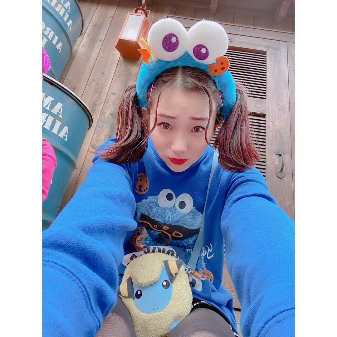 足立梨花さんのインスタグラム写真 - (足立梨花Instagram)「クッキーモンスターにメリープ持つ人🐏﻿ ﻿  #USJ #ユニバ #ユニバーサルスタジオジャパン #ハロウィン #クッキーモンスター #メリープ #ポケモン #前屈してる人みたい #だとしたら #かたいよね #www」10月23日 23時09分 - adacchee