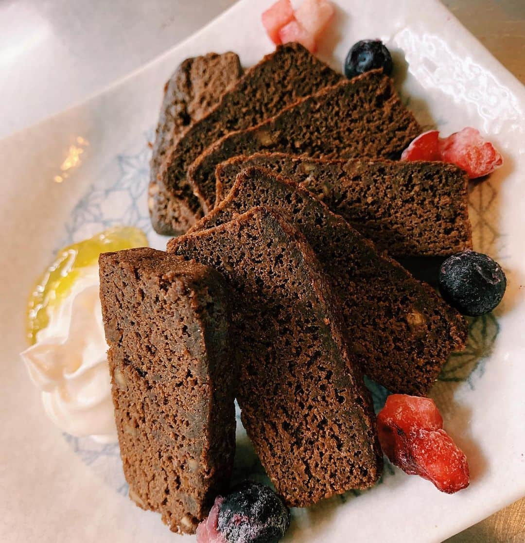 ゆずの小町 紙屋町店のインスタグラム：「今日のまかないデザートです^_^ 新しくでたチョコブラウニーをまかないで食べれました😋 デザートも沢山新しいメニューが出ているので是非食べに来てください^o^  #ゆずの小町#ゆずの小町紙屋町店 #広島#デザート#広島居酒屋」