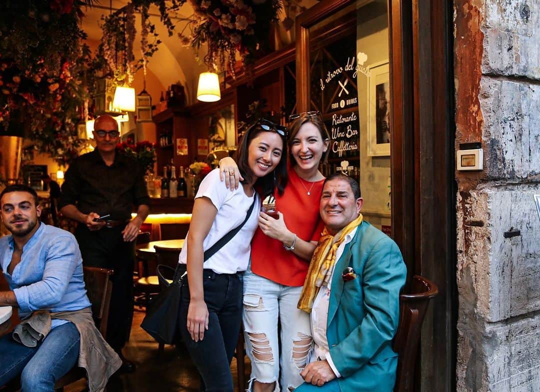 のインスタグラム：「Girls just wanna have fun with the locals🇮🇹👯‍♀️ Thank you @ilritrovodelgusto2019 We had such a great time with you♥️ また訪れたいお店inローマ🇮🇹。 歩き疲れてたまたま通りかかった、かなり”映え”が期待できるお店は、ワインもブルスケッタもめちゃくちゃ美味しくて、店員さんもみんな陽気でとっても良いバイブスが広がってました✌🏽 一緒に写ってるおじさまからデザートをいただいて、(それもとっても美味しかった！)、仕舞いにはオーナー (写真奥の全身黒服のおじさま)も自分のスマホを持ってきて私達と他のお客さんとの撮影大会が始まりました🌞 またすぐにでも戻りたい♪ #goodvibes #highlightofmytrip #mikichangin🇮🇹」