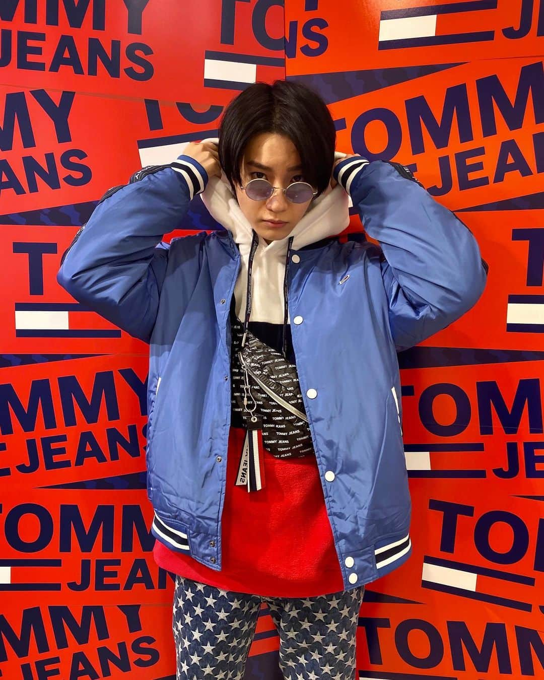 桜田通さんのインスタグラム写真 - (桜田通Instagram)「TOMMY JEANS CAT STREET STORE OPENING EVENTに行ってきました🇺🇸 LIVE BUSにも乗れて楽しかったです🚌🎸 TOMMYXUという刺繍サービスもあるので、新しくオープンしたTOMMY JEANSキャットストリート店、是非遊びに行ってみて下さい✨ @tommyjeans #TommyJeans #TommyJeansCatStreet」10月23日 23時17分 - dorisakurada