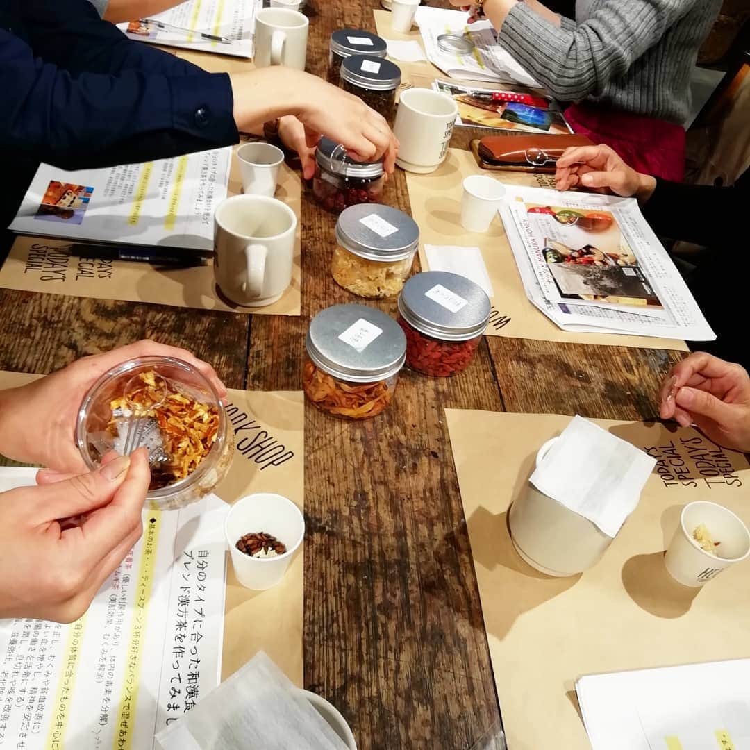 TODAY'S SPECIALさんのインスタグラム写真 - (TODAY'S SPECIALInstagram)「<WORKSHOP-Hibiya> 本日は日比谷店では、北鎌倉に漢方茶屋を構えるきたかまくら日々響の吉田さん(@yoko_yoshida_hibiki )を講師にお迎えし、ブレンド漢方茶作りのワークショップを開催いたしました。 . ひとりひとりに合った自分だけの漢方茶づくりは、いまの自分の体調を見つめられるきっかけにも。 . 漢方という言葉は聞き慣れてはいるけど、いまいちよくわらからない。という方にも「漢方とは？」を詳しく教えてくださり、漢方を日々に取り入れたくなる、そんなワークショップになりました。 . #todaysspecial  #トゥデイズスペシャル #hibiya #東京ミッドタウン日比谷 #きたかまくら日々響  #漢方茶 #ts_report」10月23日 23時18分 - cibone_ts