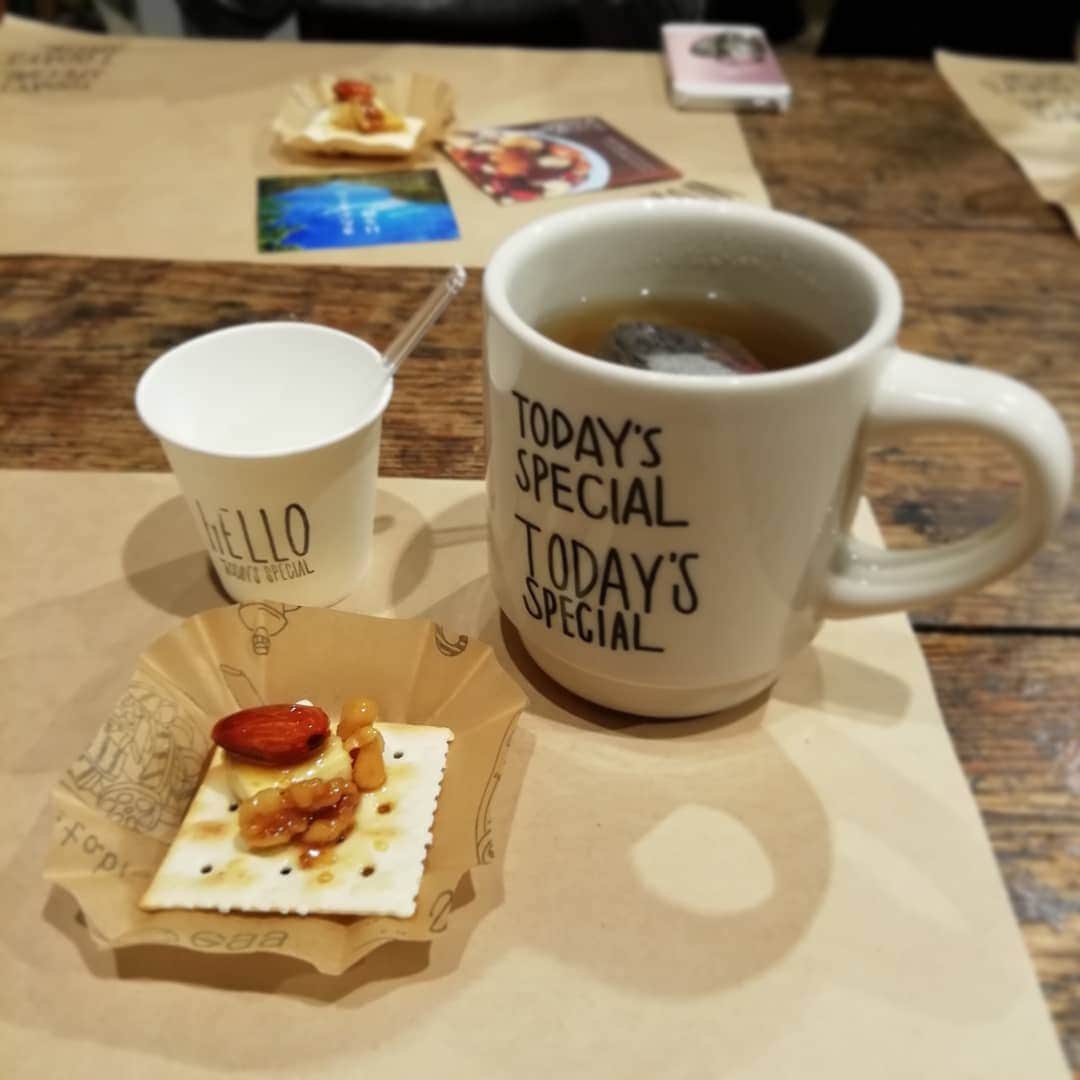TODAY'S SPECIALさんのインスタグラム写真 - (TODAY'S SPECIALInstagram)「<WORKSHOP-Hibiya> 本日は日比谷店では、北鎌倉に漢方茶屋を構えるきたかまくら日々響の吉田さん(@yoko_yoshida_hibiki )を講師にお迎えし、ブレンド漢方茶作りのワークショップを開催いたしました。 . ひとりひとりに合った自分だけの漢方茶づくりは、いまの自分の体調を見つめられるきっかけにも。 . 漢方という言葉は聞き慣れてはいるけど、いまいちよくわらからない。という方にも「漢方とは？」を詳しく教えてくださり、漢方を日々に取り入れたくなる、そんなワークショップになりました。 . #todaysspecial  #トゥデイズスペシャル #hibiya #東京ミッドタウン日比谷 #きたかまくら日々響  #漢方茶 #ts_report」10月23日 23時18分 - cibone_ts