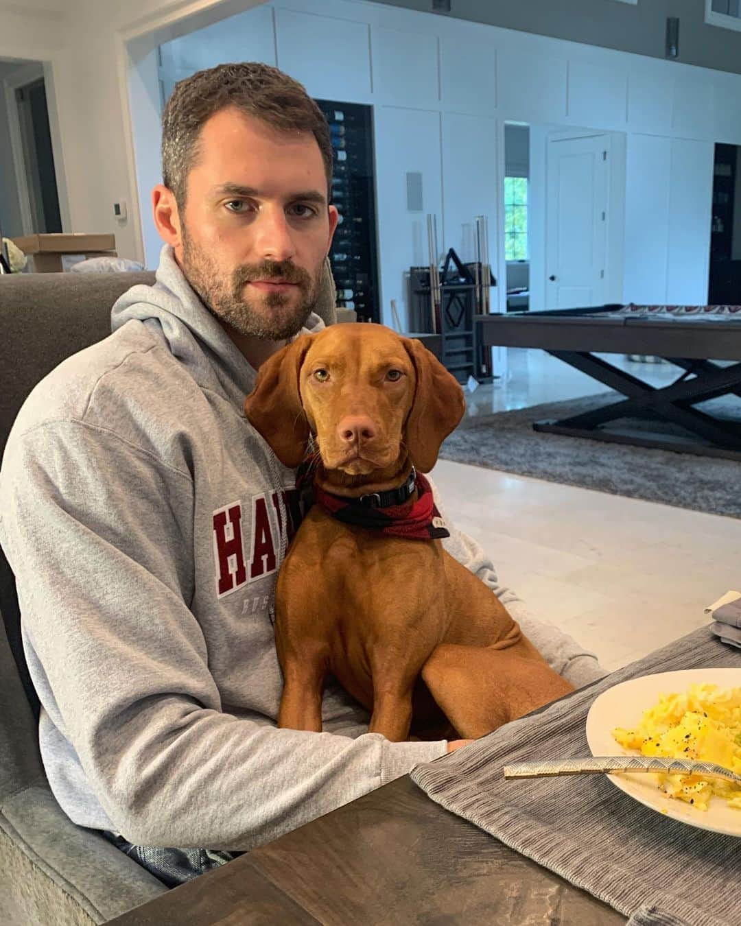 ケイト・ボックさんのインスタグラム写真 - (ケイト・ボックInstagram)「Eggs, coffee and this eye contact ... the best way to start the day. 🍳🍳🍳☕️☕️☕️」10月23日 23時29分 - katelove