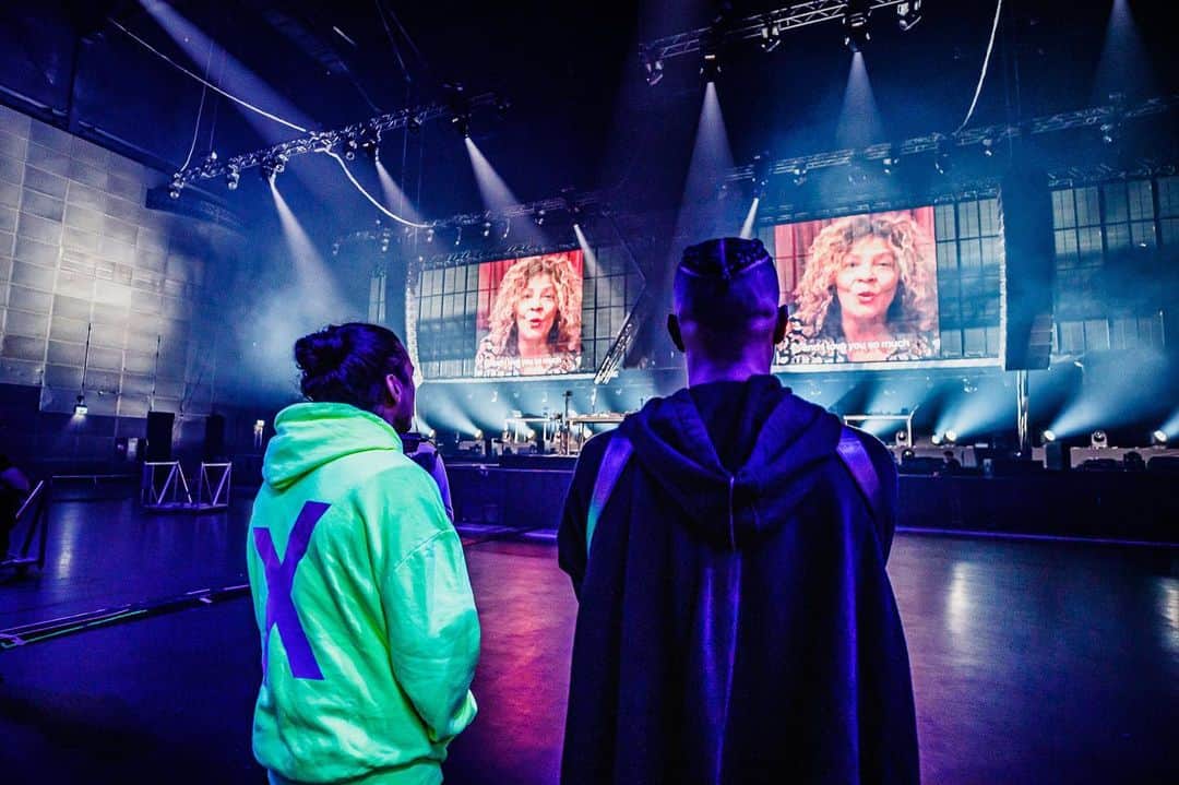 サネリー・ジェームズのインスタグラム：「What a suprise before the show. Thank you for your unconditional love and support mama. Your words mean everything to me..♥️」
