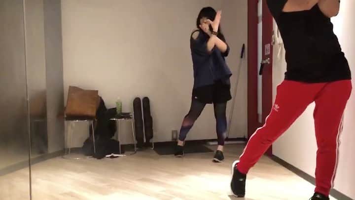 鈴華ゆう子のインスタグラム：「こんな動画出てきた！ワドミの振り入れしてる練習動画。ダンサーavecooとの時間♡ちょっと出だし間違えてるけどw今なら出してもいいかなぁ。と。 #worlddomination #avecoo #wagakkiband #yukosuzuhana #ワドミ　#和楽器バンド　#鈴華ゆう子」