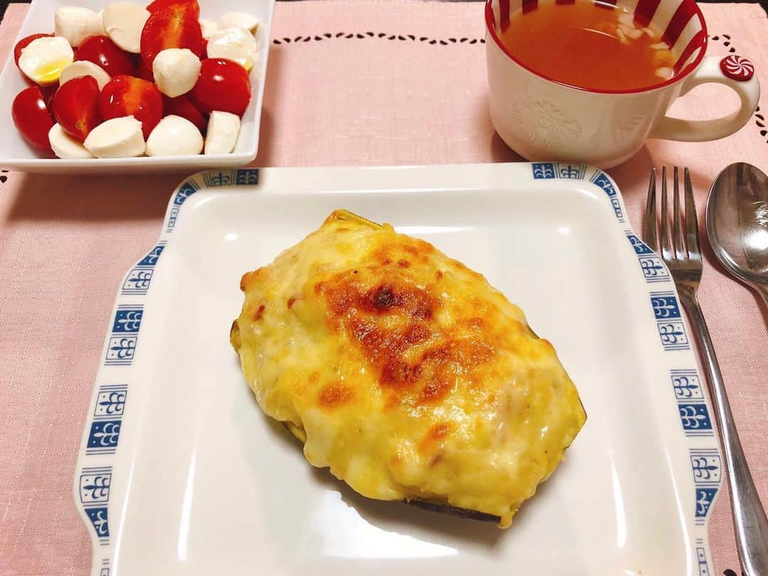 住吉史衣さんのインスタグラム写真 - (住吉史衣Instagram)「. . カプレーゼは食べやすいからプチトマト派です🍅🙋‍♀️ 前に何かでトマトよりプチトマトのほうが栄養価が高いって見たんだけどどうなんだろう🤔？ 初挑戦のグラタン♪サツマイモの皮を器にしてます😋🍠 . . ＊サツマイモのグラタン ＊カプレーゼ ＊コンソメスープ . . #実家 #自炊 #ふーみん食べ歩き #自炊女子 #おうちごはん  #サツマイモ #さつまいも #グラタン  #スープ #コンソメスープ  #カプレーゼ #モッツァレラ #モッツァレラチーズ  #トマト #プチトマト #栄養 #グルメ #グルメ女子  #gourmet #cooking #洋食 #簡単美味しい #ふみえごはん #日本酒好き #日本酒女子 #唎酒師 .」10月23日 23時26分 - fumie_0426