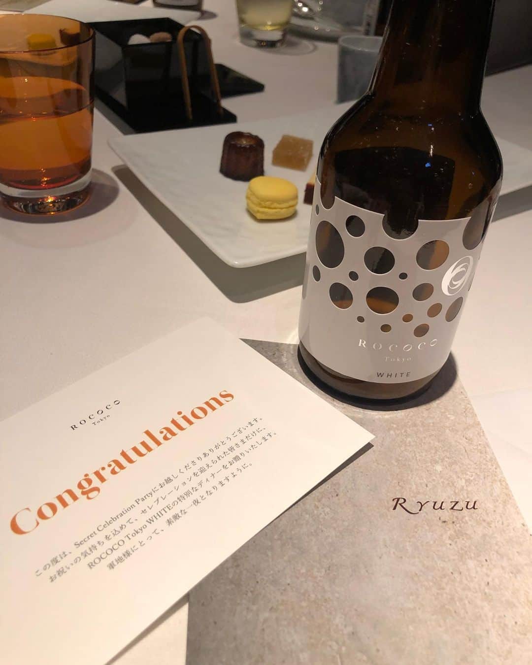 軍地彩弓さんのインスタグラム写真 - (軍地彩弓Instagram)「はあん、幸せでした。  2018年3月発売から瞬く間に、トップシェフやソムリエに選ばれるラグジュアリービールとして広まった rococo Tokyo white はシャンパンみたいな泡がまろやかで、ビール苦手だった私も大好きなビール。 そのセレブレーションディナーにお呼ばれいたしました。レストランRyuzuの飯塚シェフとのコラボレーションも最高でした。 雲丹、キャビア、白トリフ、豚肉、オマールエビ、どんな食材にも合う不思議な柔らかさ。  そして「Rococo」の名前が創業者一人、キースの好きな本、漱石の「心」からきたと伺い、また嬉しくなりました。 創業者の若林さん、ジェレルさん、お誘いありがとうございました！  @rococotokyo #rococotokyo #rococotokyowhite」10月23日 23時27分 - sayumi7