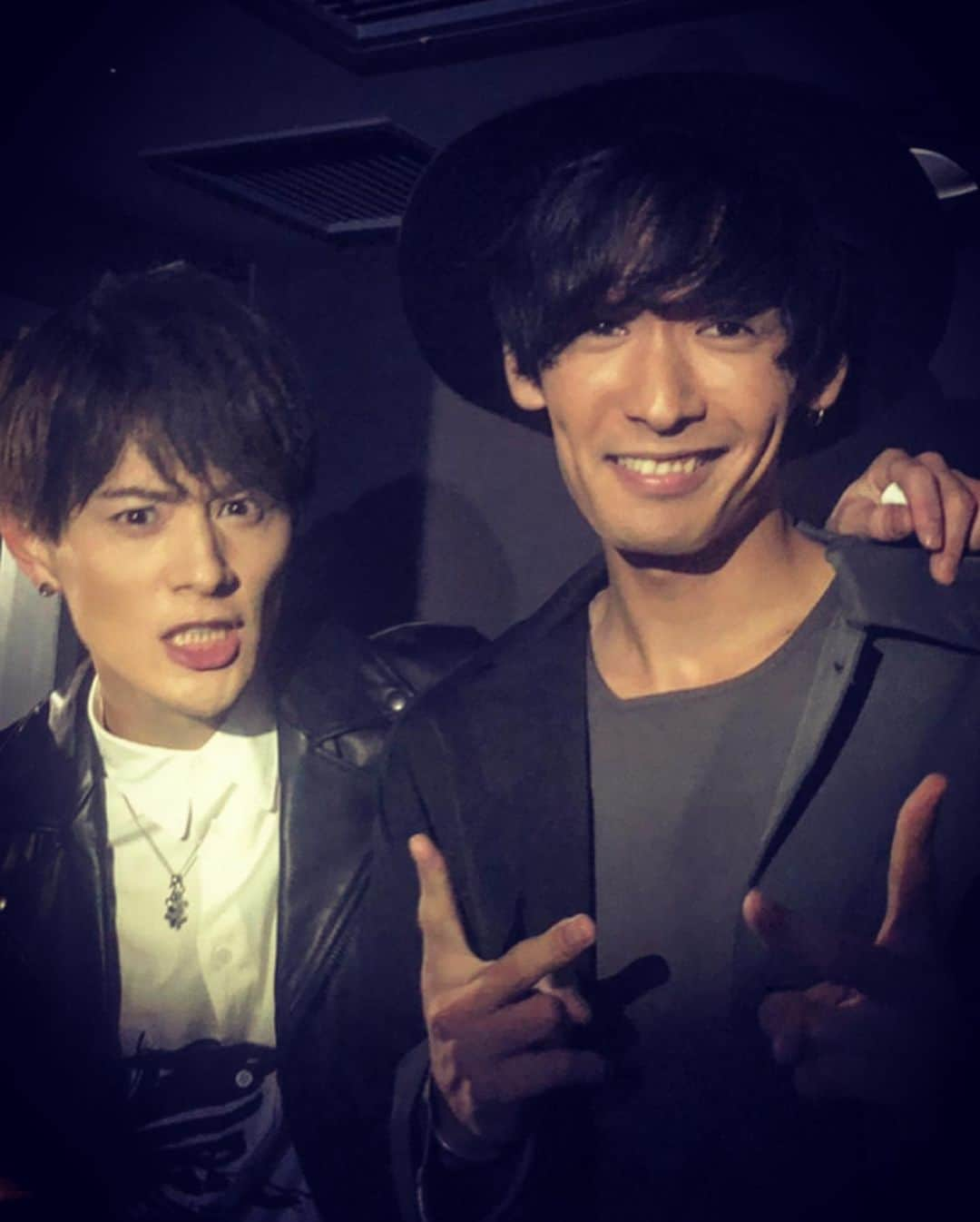 向山毅さんのインスタグラム写真 - (向山毅Instagram)「‪UNIT LIVE TOUR 「キマタトタケシ vol.3」@表参道GROUND 10月23日東京初日！！ Collarsの皆さん、初ユニットライブの皆さん、 平日にも関わらずお越し下さり本当にありがとうございました！！ ステージに立たせて頂ける幸せ、 歌を歌わせて頂ける環境、 歌を聞いて下さる方が居て、聞いてもらえる場所、 僕達と音楽を一緒に奏でて、共演して下さる最幸のバンドメンバーの皆さん、 裏で沢山のサポートして下さるスタッフの皆さん、 そんな皆さんがいらっしゃるから、一緒にライブを作って下さる方もいらっしゃるから こうして歌わせて頂けるんだと思います。 ほんとに幸せなこと。 身体全体に感じるバンドメンバーの皆さんの音が最幸に気持ち良すぎました！！！！ #🥁 #🎸 #🎹 #🎤 木全と沢山試行錯誤して、 サイゼリヤに行って笑、何回もミーティングしたなぁー！！ セトリは届けたい曲はもちろん、どの世代の方もこの曲知っとる〜！！っち思ってもらえたり、一緒に歌える曲、フリができる曲を選曲してみたんです！ それを何回もリハーサルして、 当日を迎えるまで色んな事がありましたが、何とか無事に初日を終える事が出来ました！！ 衣装もユニットライブ仕様でお届けしました！！ ライブはまだまだ課題点も反省点も沢山ありますし、 悔しいなぁ〜って感じですが、 Collarsの皆さんの笑顔がほんとに素敵過ぎて、僕もニヤニヤしました。笑 楽しかった。悔しかった。幸せやった。 次も頑張ろう！ 色んな気持ちを持たせてくれてありがとう！！！！ 平日だったので、来れなかった方もいらっしゃると思います！ パワー送ってくれてありがとう！！ お仕事や学業、家事などを調整して下さり、遠征して下さったり、初めて来て下さった方だったり、誕生日だったり、 色んな気持ちを持って会場にお集まり下さり、 キマタトタケシを見届けてくれて、一緒に歌って声出して騒いでペンライト振ってくれてアンコールもかけてくれて、本当にありがとうございました！！！！ kidsも沢山来てくれて、癒された〜☺️ 次回のキマタトタケシは11月16 日名古屋公演！！！🎤 その前に、 FUTAGORILLAの初日とSoulmateの２公演目が11月4日、大阪であります！！ それぞれの３チームの違ったユニットライブ、是非お越し下さい！！！ そして１２月６日は３チーム揃ってのFINAL公演！！ 渋谷duoです！！！！！是非是非集大成を見届けて下さい！！ 最幸の時間を過ごしましょう〜😊 今日は本当にありがとうございました！！！ #SOLIDEMO #UNIT #LIVE #TOKYO #表参道GROUND #表参道  #キマタトタケシ #初日 #向山毅 #木全寛幸 #FUTAGORILLA #Soulmate #Collars #大好き #iloveyou #演唱会 #唱歌 #歌手 #日本的歌手」10月23日 23時35分 - take_solidemo