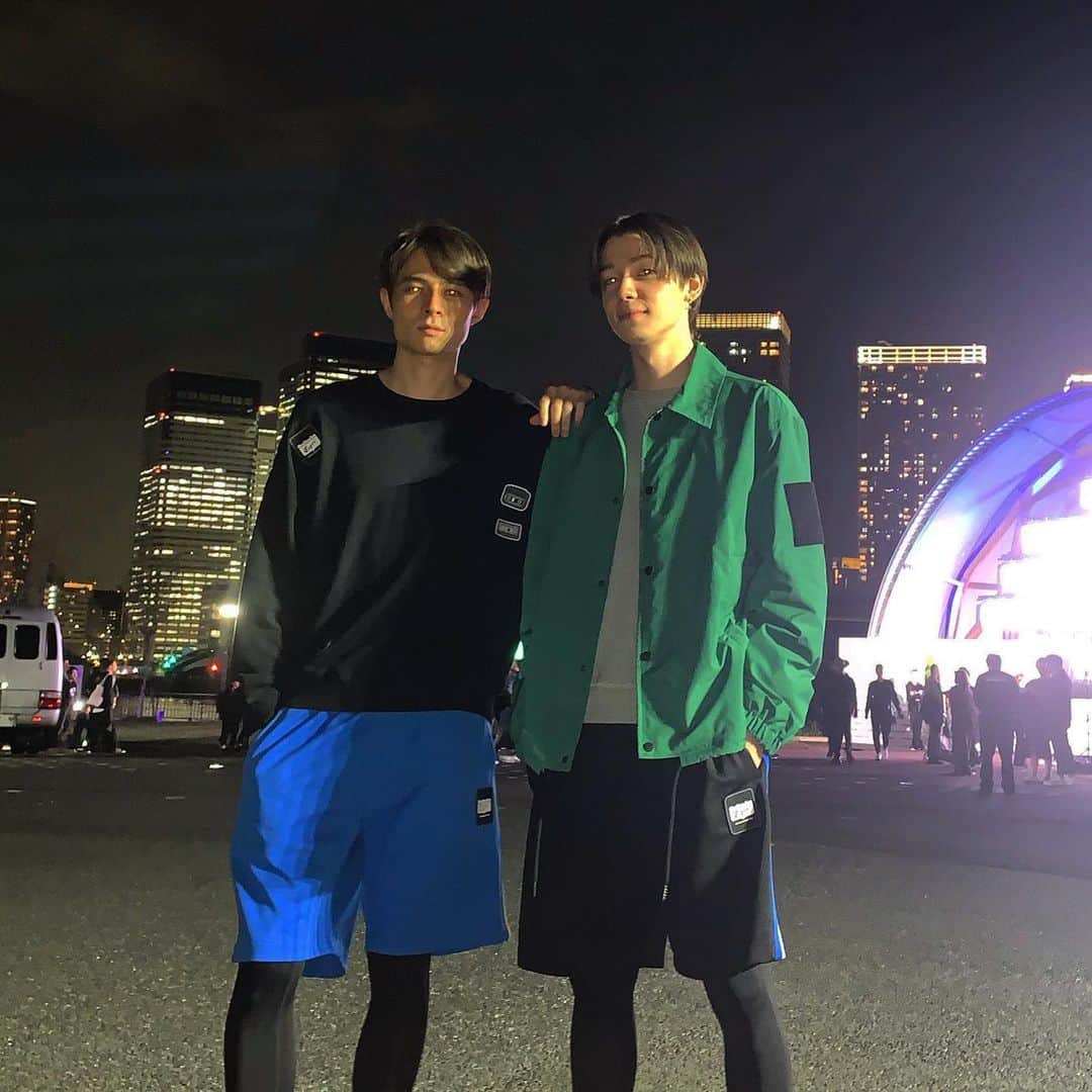 のインスタグラム：「豊洲ランナーズ。 元陸上部の横で走ると速攻でバテる。この写真はもちろんバテる前です。 #onitsukatiger」