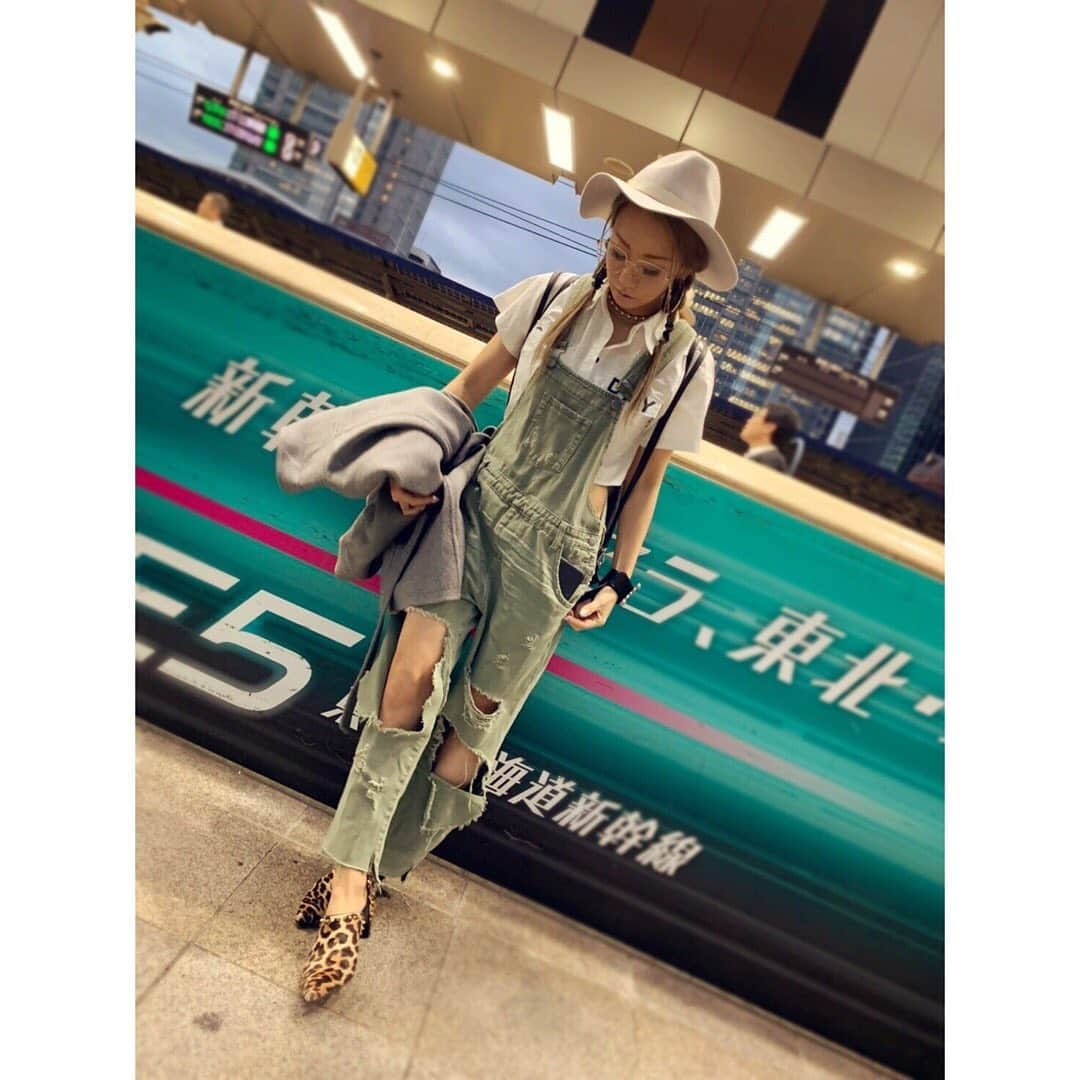 倖田來未さんのインスタグラム写真 - (倖田來未Instagram)「明日・明後日は #relivetour2019 仙台公演ですー！﻿ もう寒くなってきましたねー。﻿ といーながら、歩いてたらすぐ暑くなる。。笑笑 ﻿ ﻿ 明日は、熱い夜になりそうだー。﻿ ﻿ #素敵な思い出が #皆さんの中で #できますよーに #新幹線で #ジャーマネ気づくまで #やってた #早めの #ハロウィン🎃 #これ #みーもの技 #爆笑 #宮城 #仙台 #blackcherry #japonesque #final #fashion #ootd #wcjapan #oneteaspoon #paulandjoe #louboutinworld #kodakumi #倖田來未」10月23日 23時36分 - kodakumi_official