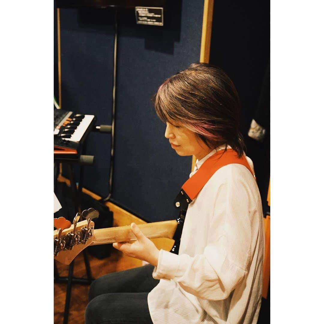 eriさんのインスタグラム写真 - (eriInstagram)「10/28のライブの練習、 今日は"立花ハジメとLow Powersと藤原ヒロシ"の日。この構成でスペシャルな曲をいくつか演奏します。 わたしはヒロシがいるとやけに落ち着いた気持ちになるな。 楽しい練習だった！  #立花ハジメとlowpowers #lowpowers」10月23日 23時46分 - e_r_i_e_r_i