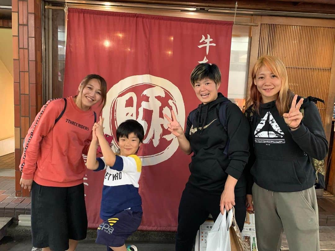 朱里さんのインスタグラム写真 - (朱里Instagram)「#牛タン　#新橋　#利助　で 　#mma の試合だった二人と久々にご飯🧡 二人とも大好きだしかっこぃぃ🤩  会えて嬉しかった😊  二人とも試合お疲れ様😎 りくくん👦やっぱりかわゆかった💛 牛タン美味しかったー！！！！ また試合頑張ってね✨お疲れ様ー(^^)❤︎ またご飯行こー🍚 #pancrase #deepjewels #friends #dinner」10月23日 23時46分 - syuri_official