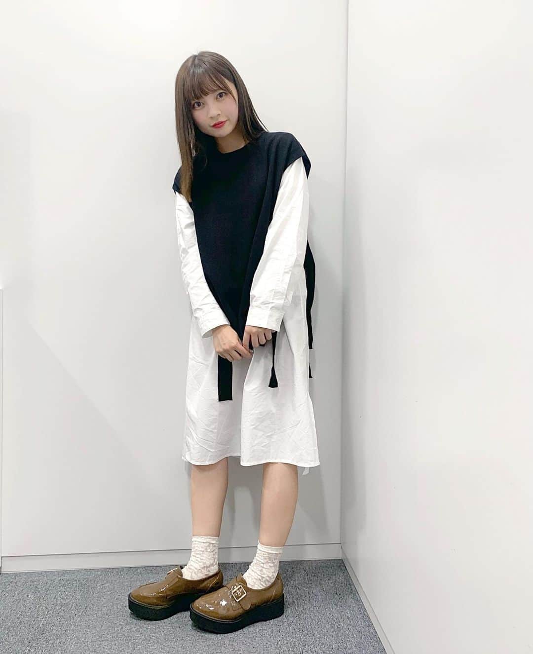 廣川奈々聖のインスタグラム：「･﻿ ﻿ ﻿ きょうのななせです ߹𖥦߹﻿ ﻿ 打ち合わせでずっと椅子に座ってたから﻿ シャツがシワだらけなりました…߹𖥦߹泣笑﻿ ﻿ ﻿ ﻿ #ななせのふく #シャツワンピース #秋コーデ #今日の服 #私服 #ootd」