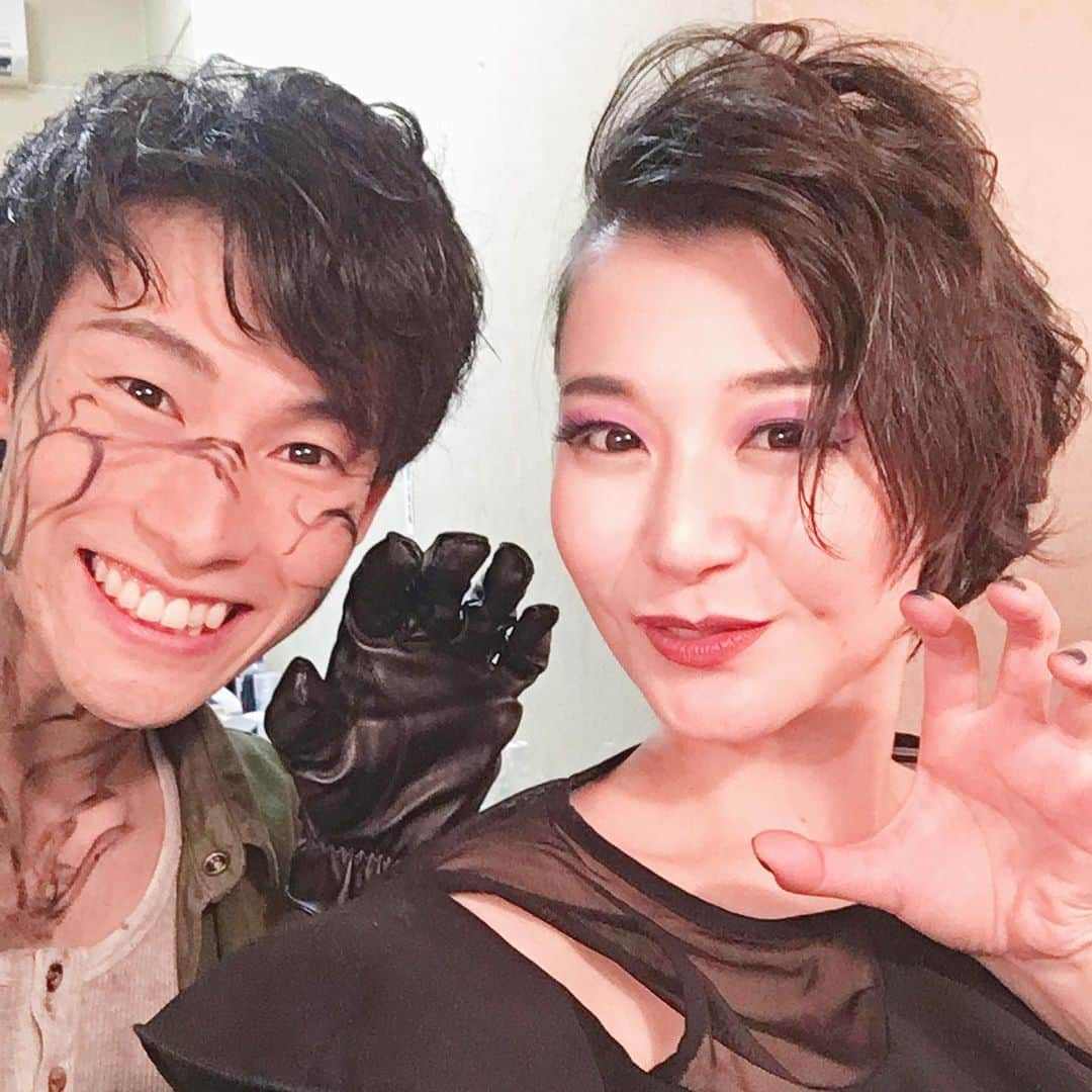 麻尋えりかさんのインスタグラム写真 - (麻尋えりかInstagram)「【いえないアメイジングファミリー】千秋楽を終えました！！ ・ スワイプしてね→→→→→ ・ たくさん助けてもらった。 たくさん支えてもらった。 たくさん笑顔にしてもらった。 稽古期間は短かったけど、濃密な時間を過ごせた。 ここまで来れた。 「元宝塚たくましいな！」 その言葉が嬉しかった。 だって、今の私を作ってくれた原点の場所だから。 色々学んだ舞台でした。 カンパニーの皆さんとの出会いも、お客様との出会いも、作品との出会いも、全てが一期一会。 だから感謝して、大切に向き合いたいと思えた。 本当にありがとうございました。 ずっと稽古に付き合ってくれたりゅーま。 ヒロインとして真っ直ぐに役と向き合っていた萌ちゃん。 しっかり者でチャーミングなまっすー。 頑張り屋さんで優しい影山くん。 いつもあったかいお父様大内さん。 お芝居する度色んなインスピレーションくれたとっきー。 たくさんタイミング合わせてくれたいつも笑顔の竹ちゃん。 やっと共演が叶った牧田さん。 同い年で落ち着くイケメン藤枝さん。 皆さんに感謝の気持ちを込めて...。 本当にありがとうございました！ みんな大好き！！ #いえアメ」10月23日 23時47分 - mahiroerika