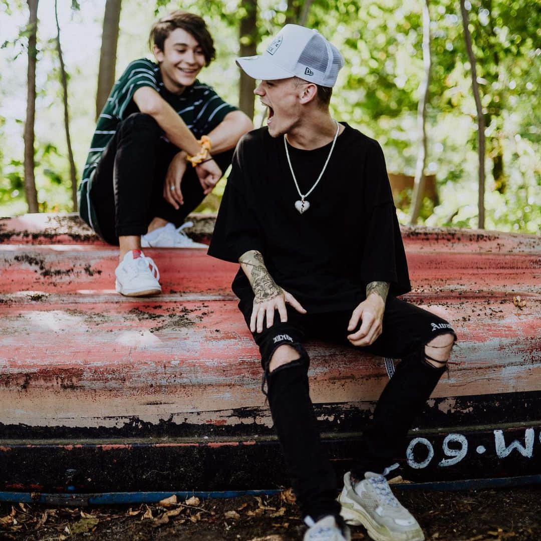 Bars and Melodyさんのインスタグラム写真 - (Bars and MelodyInstagram)「Dunno what Leo said but must have been funny...😮😂🤣」10月23日 23時40分 - barsandmelody