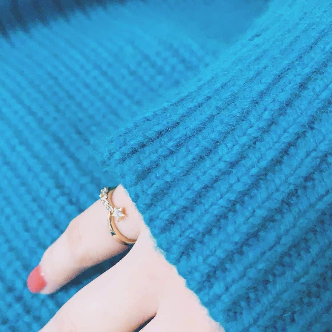 小林愛香さんのインスタグラム写真 - (小林愛香Instagram)「♡♡♡♡♡♡♡♡♡♡ ママからのプレゼント。 たくさんの想いを込めて 願いを込めて 送ってくれたピンキーリング。 "⭐︎愛香の夢が叶いますように⭐︎" そうやって贈ってくれたこの指輪の意味。石の意味。モチーフの意味。付ける指の意味。  いつもありがとう。ママ。 今日はまた最高の1日になったよ。 ママがいて、今のわたしが居て。 だからこそ、 大切なみんなに出会えた！ ずっとずっと頑張る！  明日も最高更新頑張るぞ〜🐰 ♡♡♡♡♡♡♡♡♡♡」10月23日 23時43分 - kyanstagram_