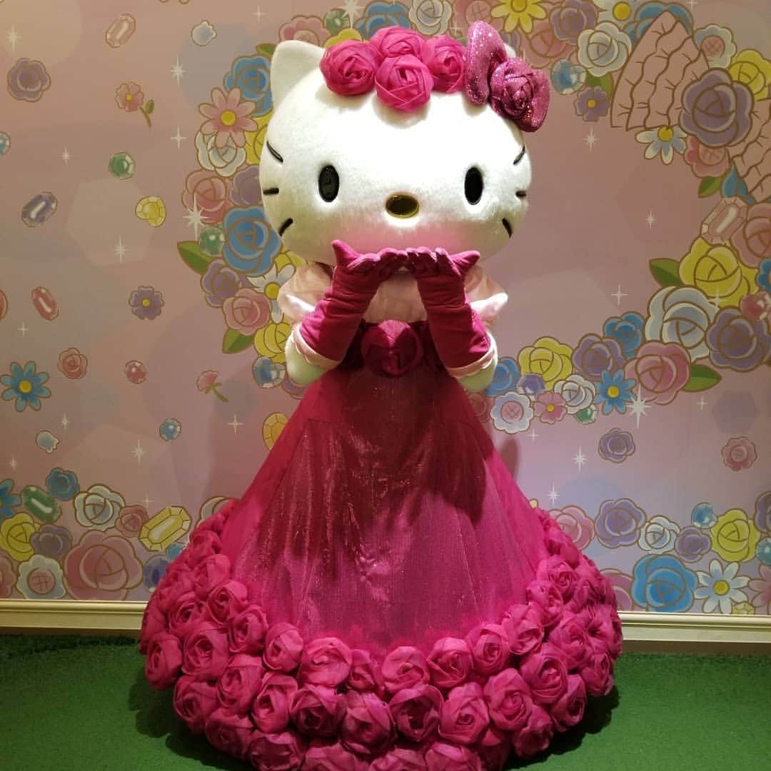 山口いく（アントワネット）のインスタグラム：「Lady kitty house　めっちゃ久しぶりでした！ハロウィンのきれい系ドレス衣装のキティはとても美しかった…  #ピューロアンバサダー #レディーキティハウス」