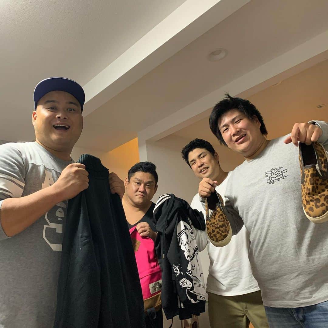 池田真一のインスタグラム：「毎年恒例デブに服あげてる。 重本はバイトで休み。 神原は痩せて引退。」