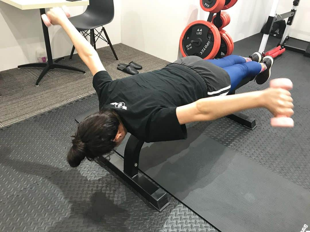 崎山一葉さんのインスタグラム写真 - (崎山一葉Instagram)「🏋️‍♀️🏋️‍♀️ ・ 今日のトレーニング🏋️‍♀️ ・ ほぼうつ伏せ。  寝る体勢の仰向けがとてもとても気持ち良いです🤗 ・ ジム内がハッピーハロウィーン🎃  #okinawa #glow #グロウ #workout 👚#ganahabase  #ガナベーT 👖#kureha」10月23日 23時45分 - kazuha_sakiyama